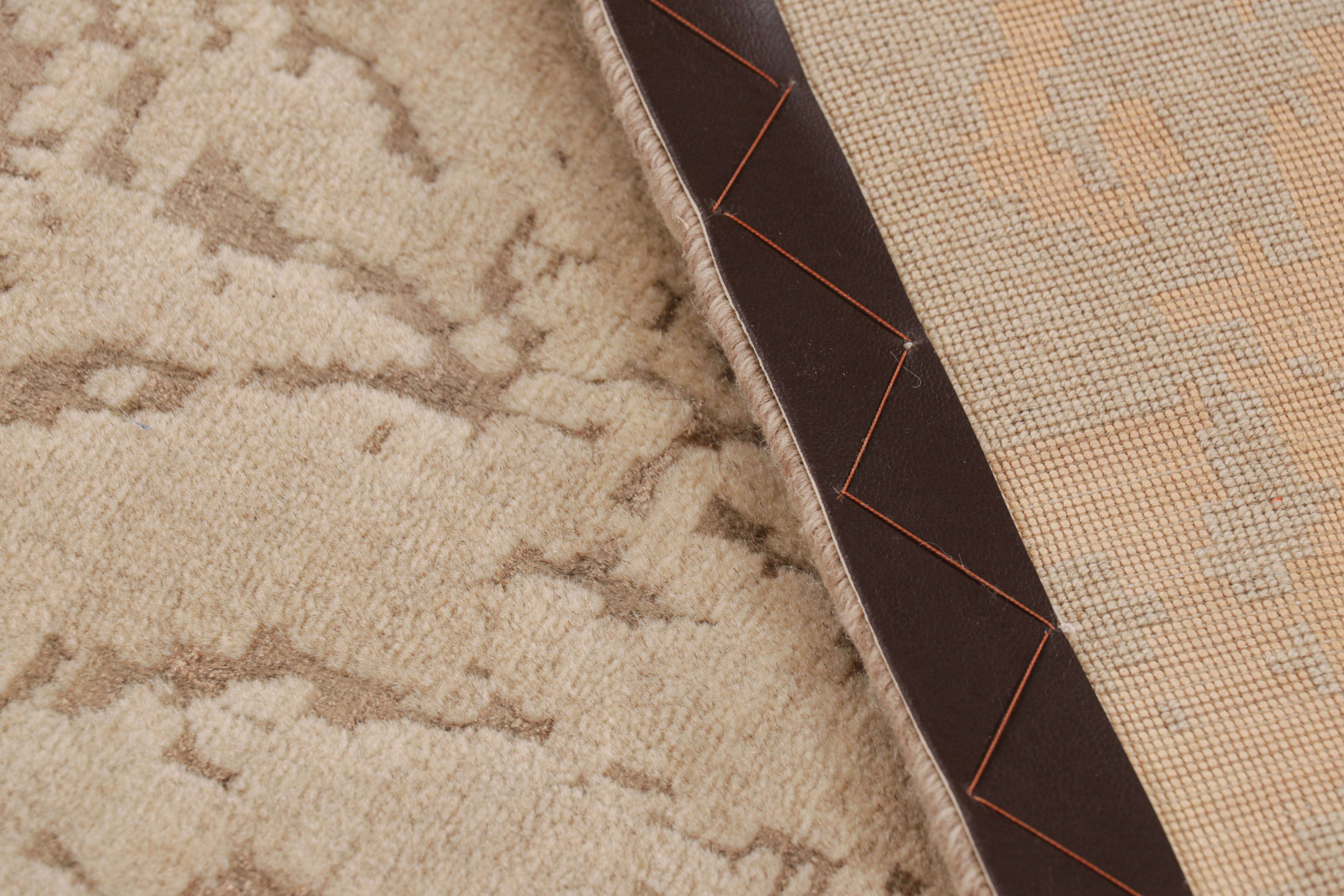 Rug & Kilim's Modern Rug in Beige-Braun mit abstraktem All-Over-Muster (21. Jahrhundert und zeitgenössisch) im Angebot
