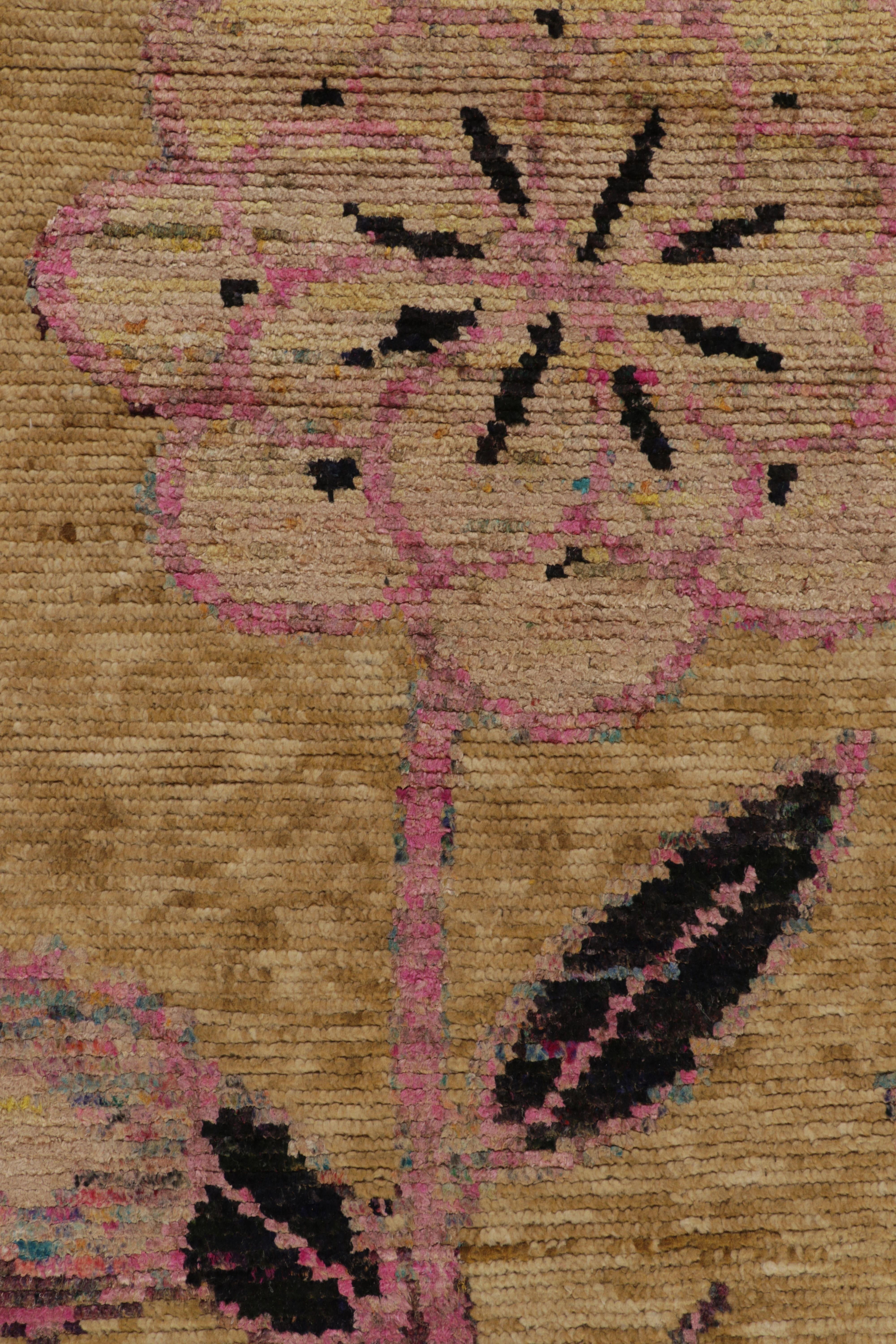 Ce magnifique tapis 8x10 Contemporary est une pièce vibrante, nouée à la main en laine et soie. Il présente un motif audacieux de fleurs stylisées dans un magenta vif avec des feuilles d'un noir profond, sur un fond camel-tan chaud. 

Sur le Design