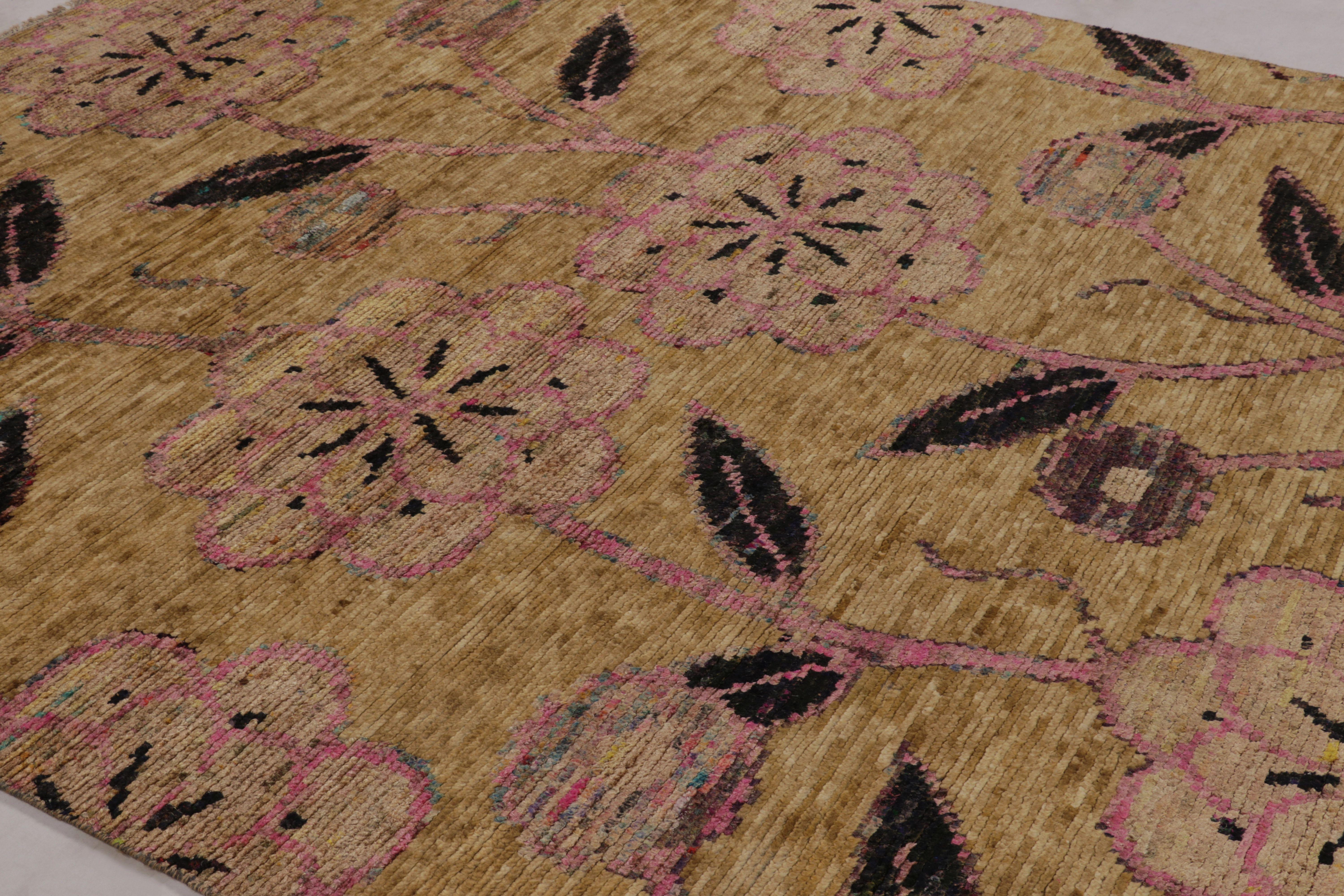 Moderne Tapis moderne de Rug & Kilim à motif floral beige, or et rose en vente