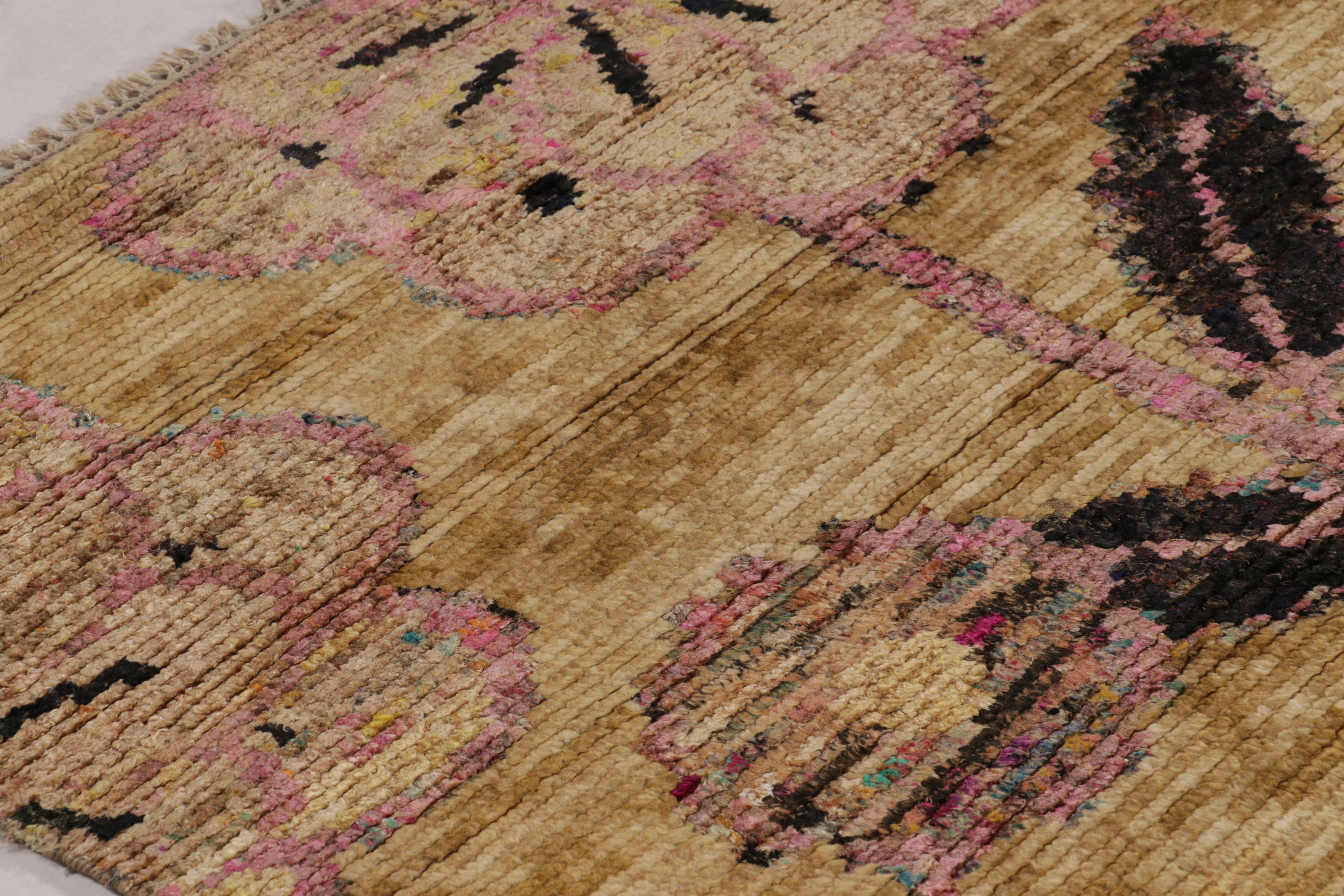 Indien Tapis moderne de Rug & Kilim à motif floral beige, or et rose en vente