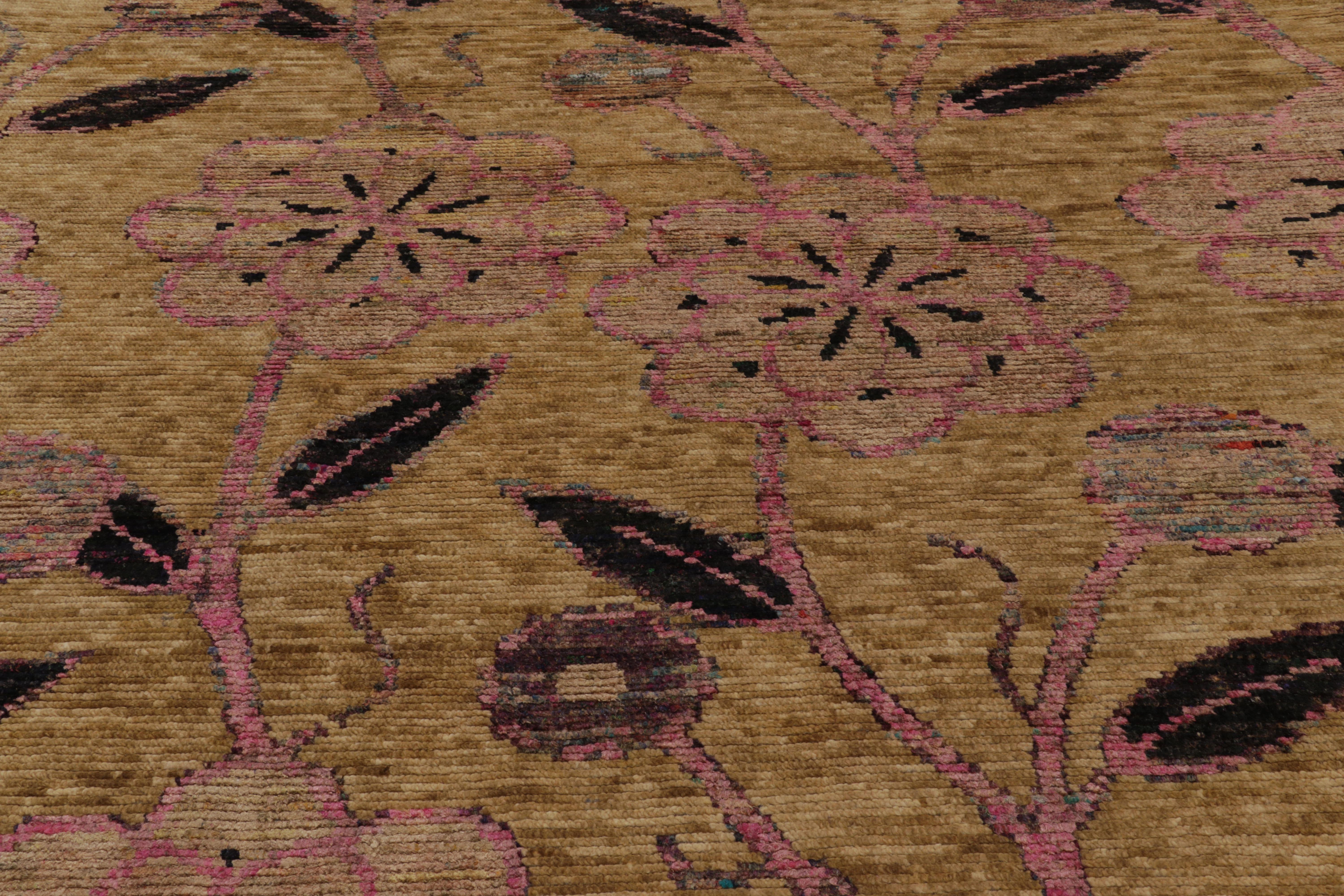 Noué à la main Tapis moderne de Rug & Kilim à motif floral beige, or et rose en vente