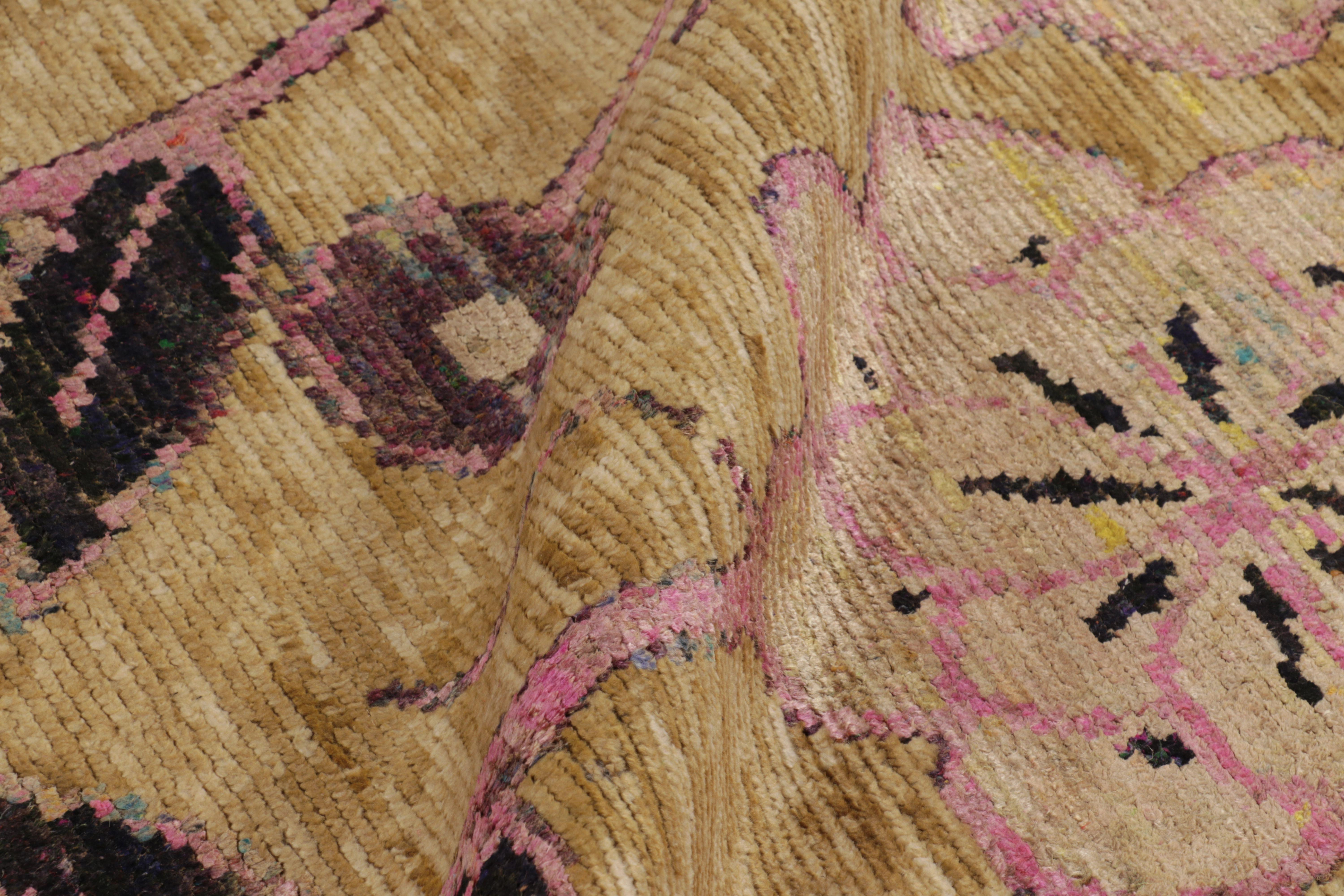 XXIe siècle et contemporain Tapis moderne de Rug & Kilim à motif floral beige, or et rose en vente