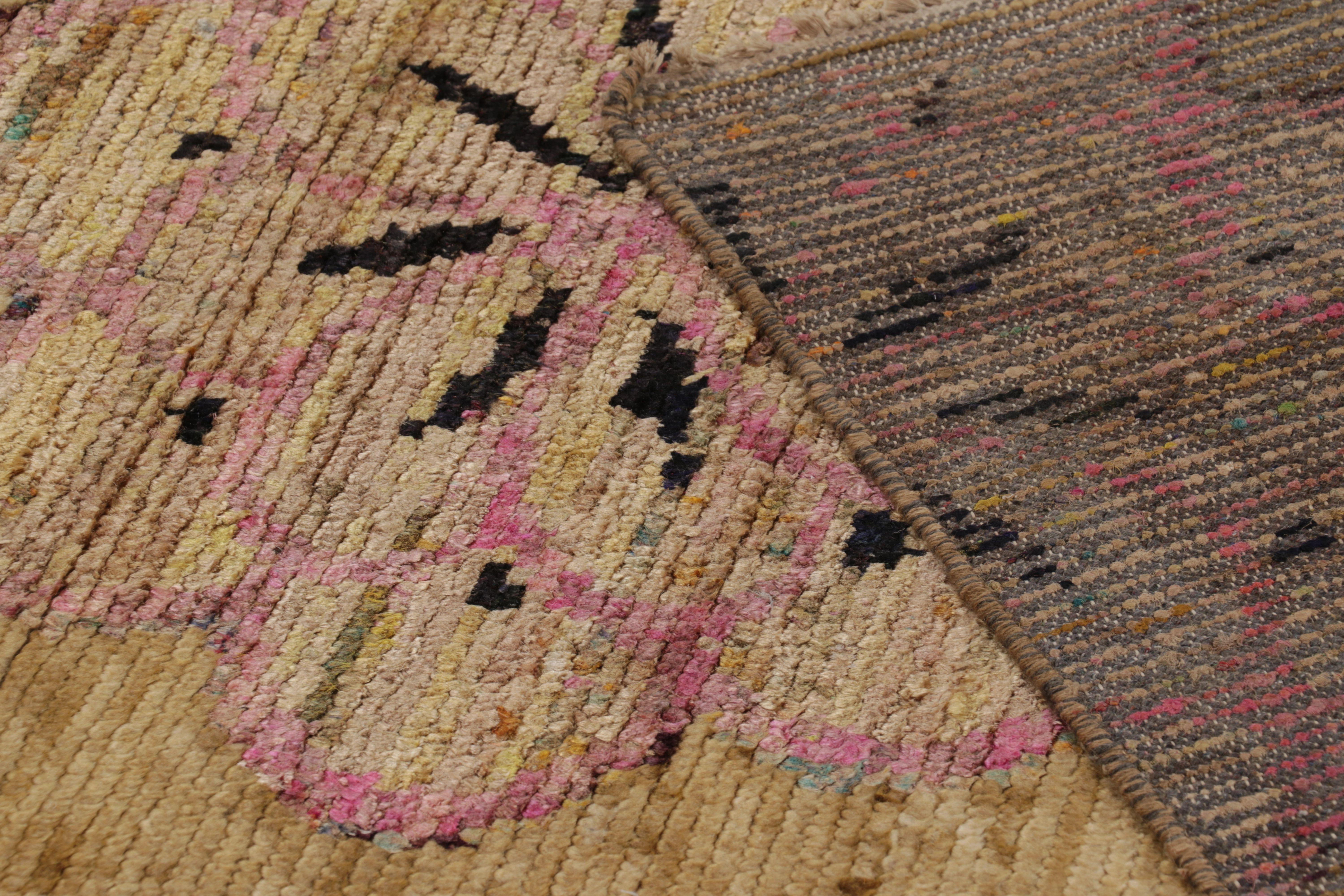 Soie Tapis moderne de Rug & Kilim à motif floral beige, or et rose en vente