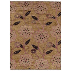Moderner Teppich von Rug & Kilim in Beige, Gold und Rosa mit Blumenmuster
