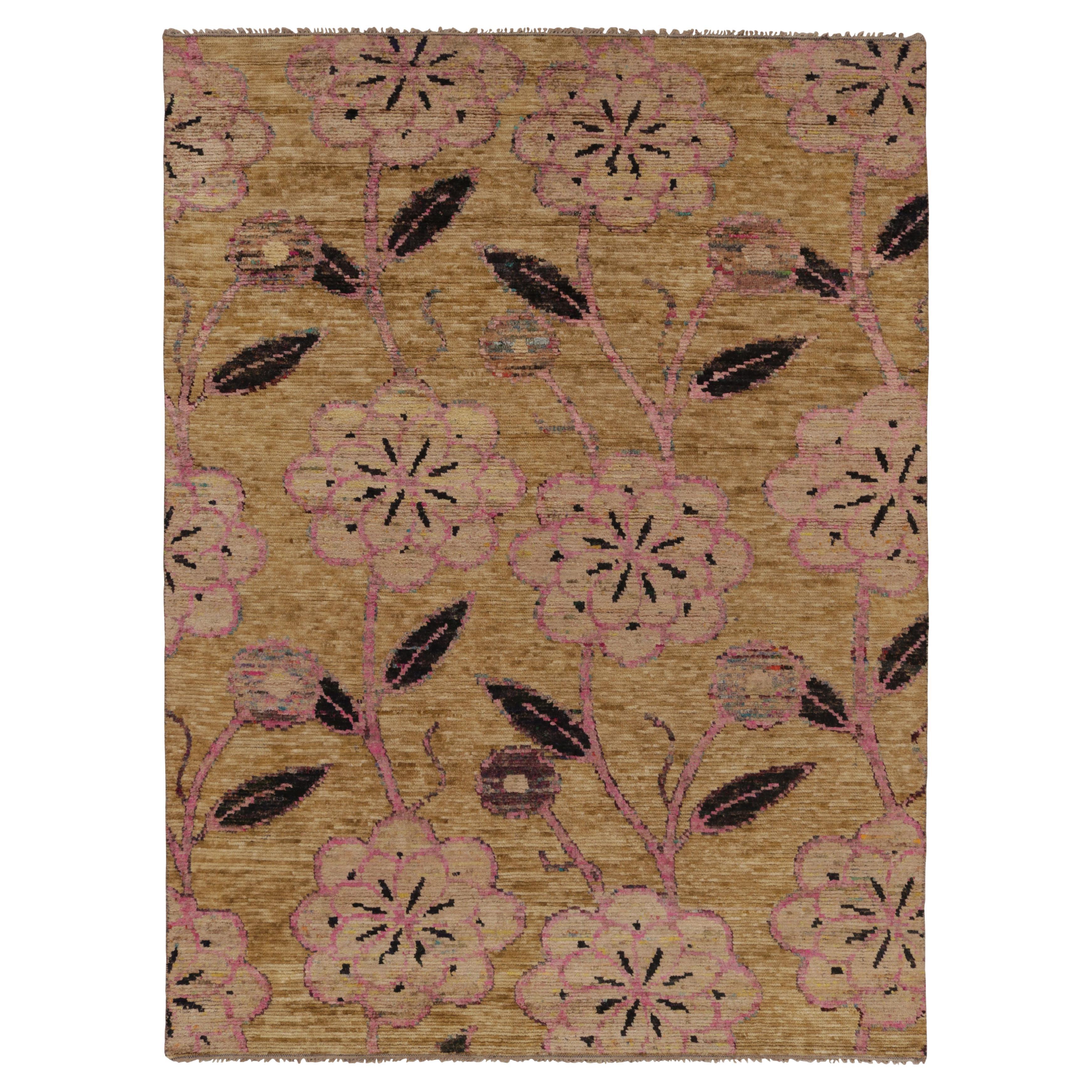Tapis moderne de Rug 
Kilim à motif floral beige, or et rose en vente