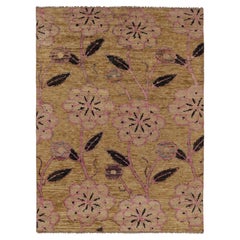 Moderner Teppich von Rug & Kilim in Beige, Gold und Rosa mit Blumenmuster