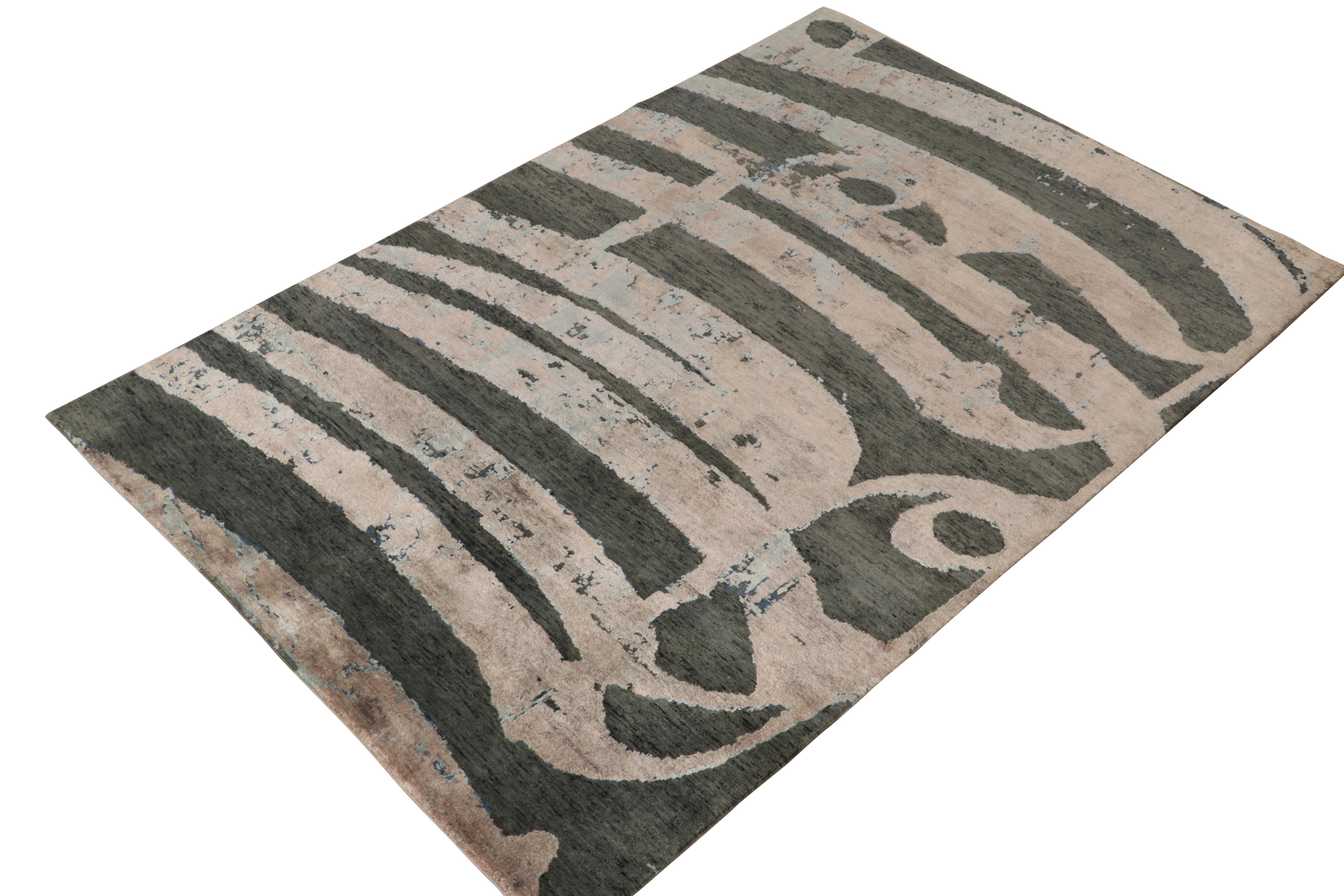 Parmi les sélections modernes et audacieuses de Rug & Kilim, un tapis 3x5 noué à la main dans un luxueux mélange de laine et de soie. La vision jouit d'une fluidité avec l'abstraction des caractères comme les signatures et la calligraphie dans des