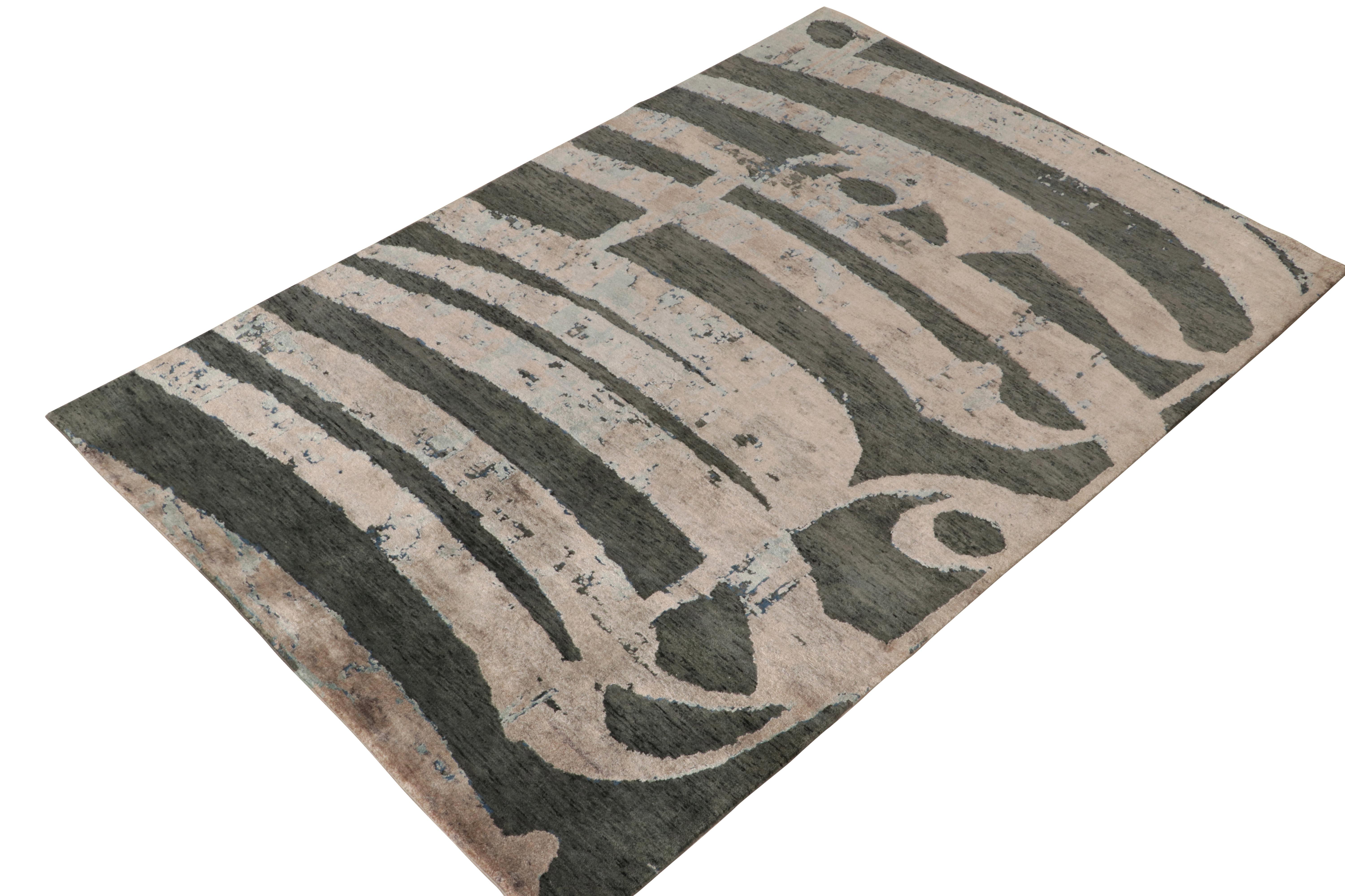 Aus der kühnen, modernen Auswahl von Rug & Kilim: ein handgeknüpfter 3x5-Teppich aus einer luxuriösen Mischung aus Wolle und Seide. Die Vision ist fließend mit der Abstraktion von Zeichen wie Unterschriften und Kalligraphie in Beige-, Grau- und