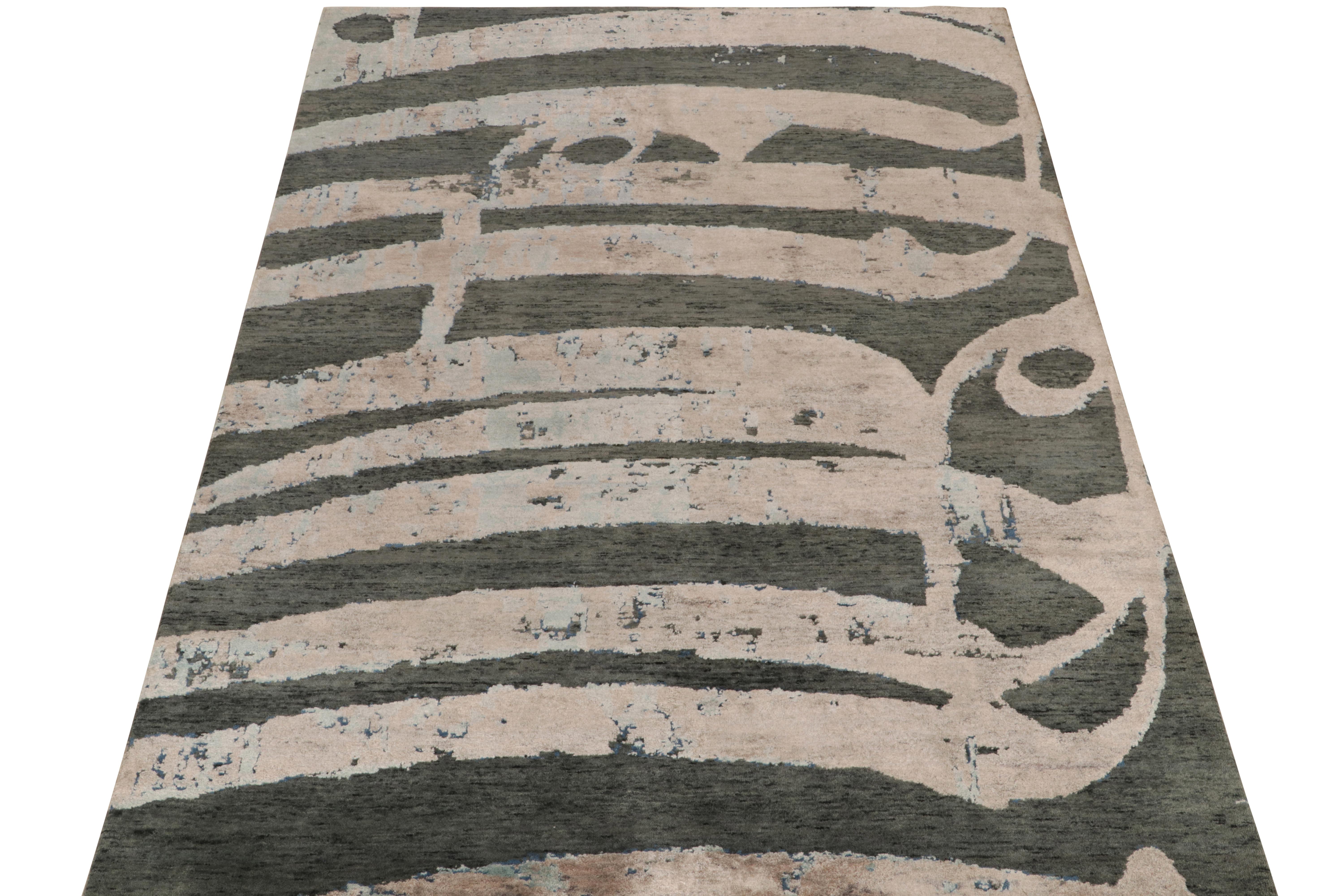 Rug & Kilim's Modern Rug in Beige-Grau und Grün mit abstrakten Mustern (Moderne) im Angebot