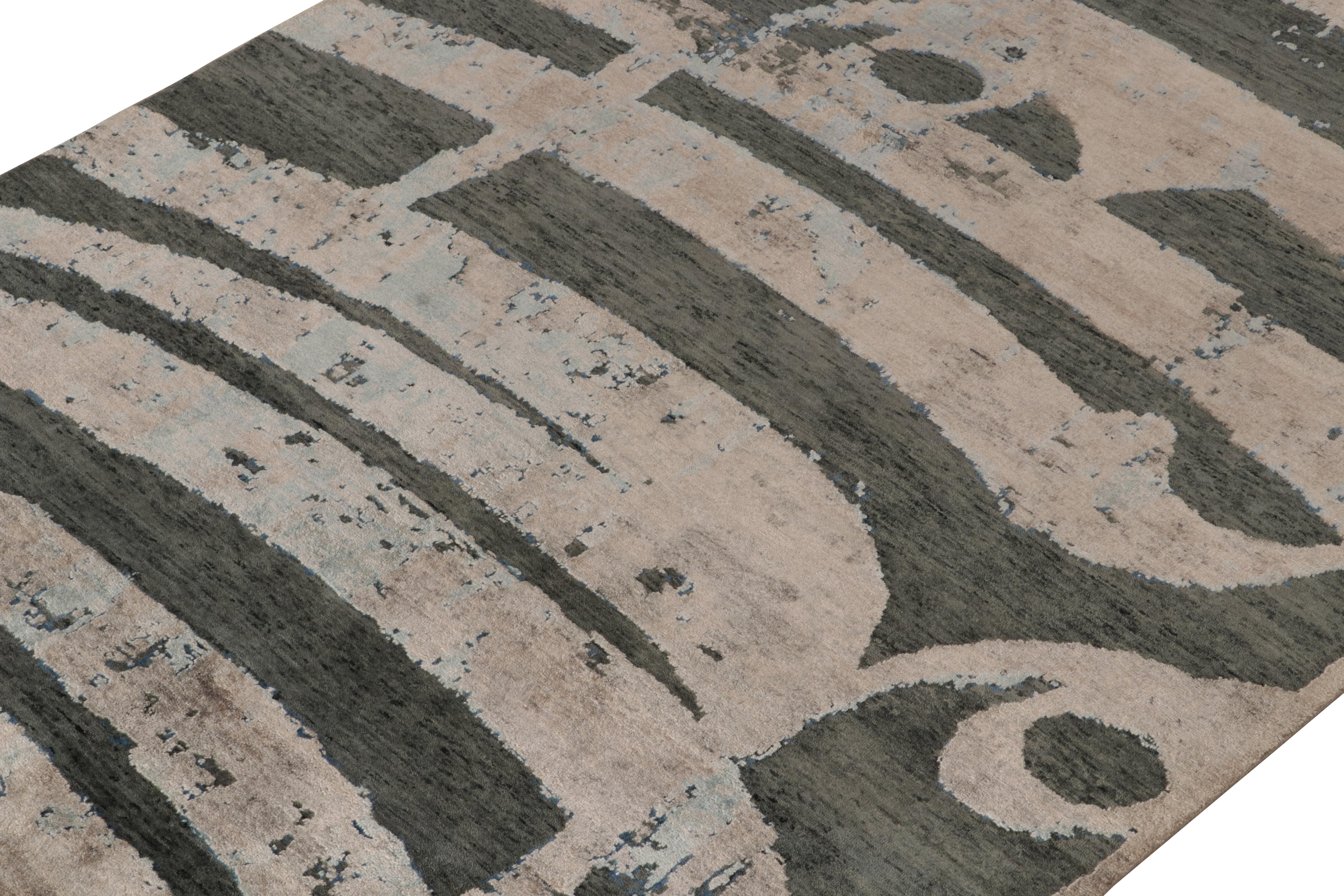 Rug & Kilim's Modern Rug in Beige-Grau und Grün mit abstrakten Mustern (Indisch) im Angebot