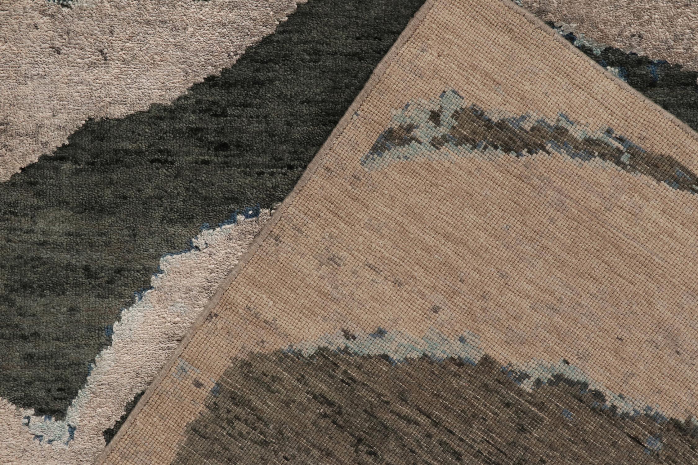 Rug & Kilim's Modern Rug in Beige-Grau und Grün mit abstrakten Mustern im Zustand „Neu“ im Angebot in Long Island City, NY