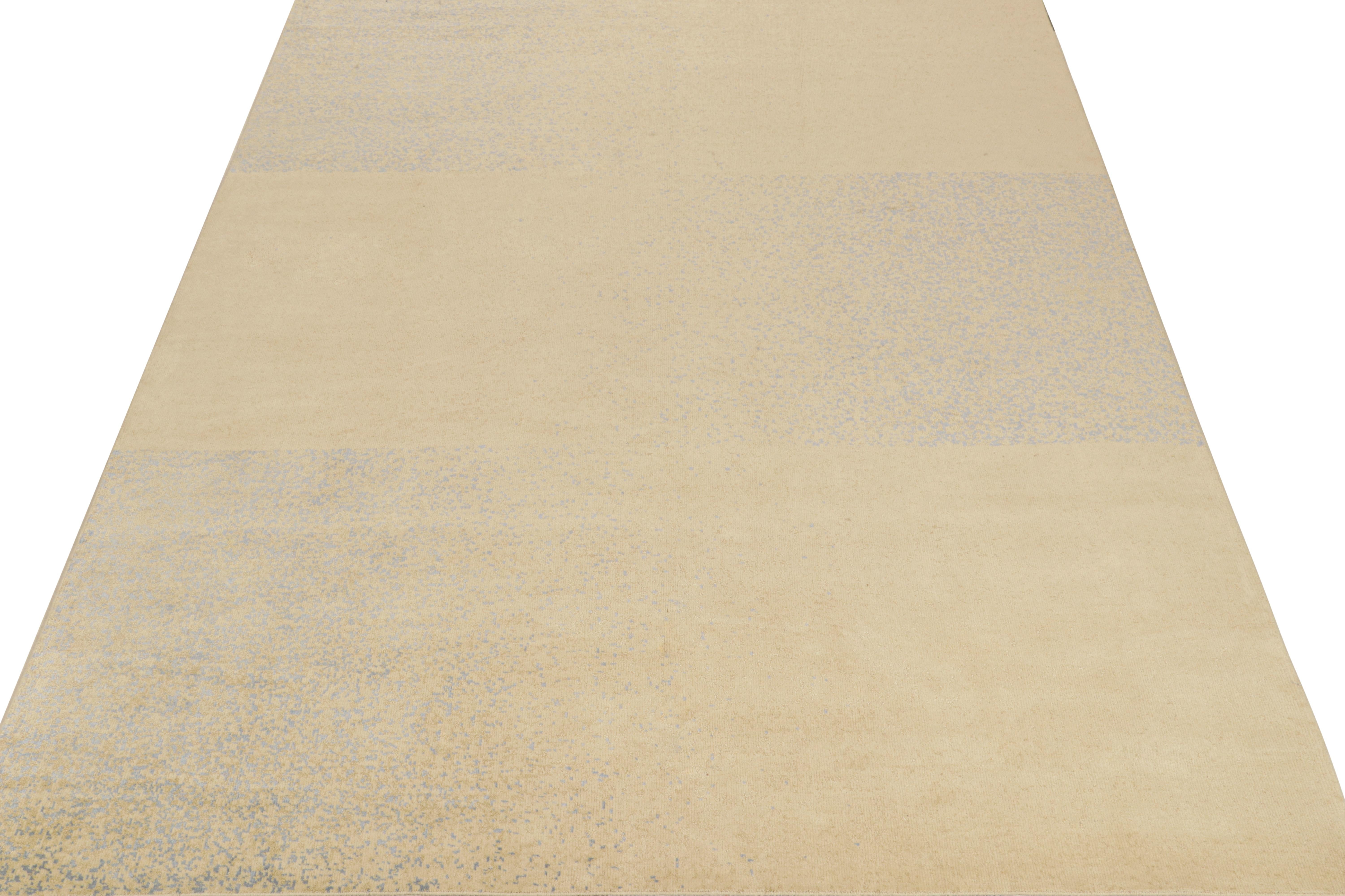 Moderne Rug & Kilim's Modern Rug in Beige with Blue Abstract Geometric Patterns (tapis moderne en beige avec des motifs géométriques abstraits en bleu) en vente