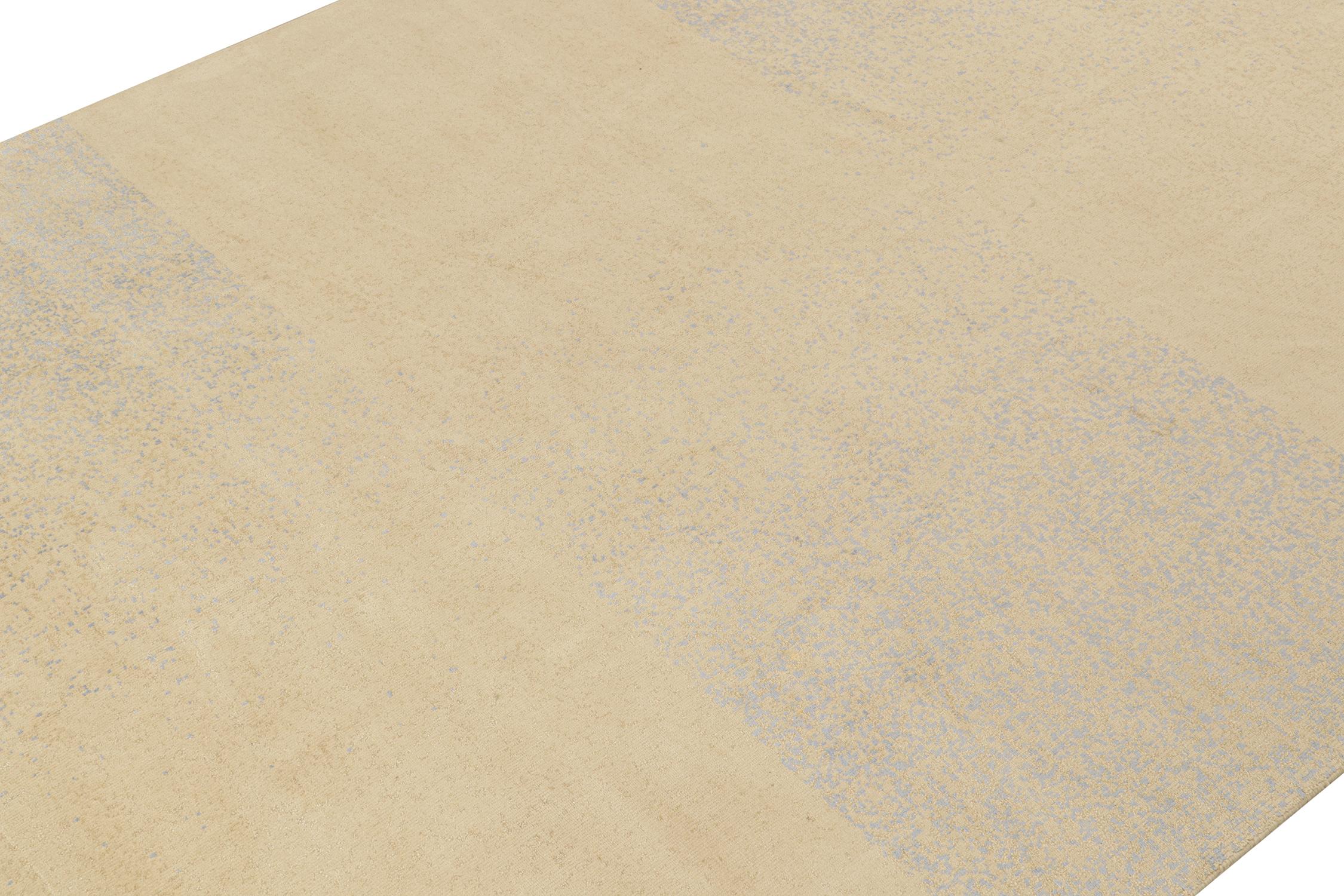 Moderner Teppich von Rug & Kilim in Beige mit blauen abstrakten geometrischen Mustern (Handgeknüpft) im Angebot