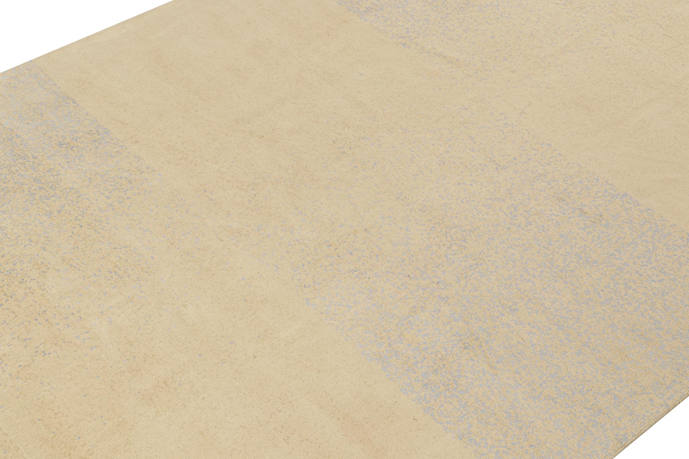 Népalais Rug & Kilim's Modern Rug in Beige with Blue Abstract Geometric Patterns (tapis moderne en beige avec des motifs géométriques abstraits en bleu) en vente