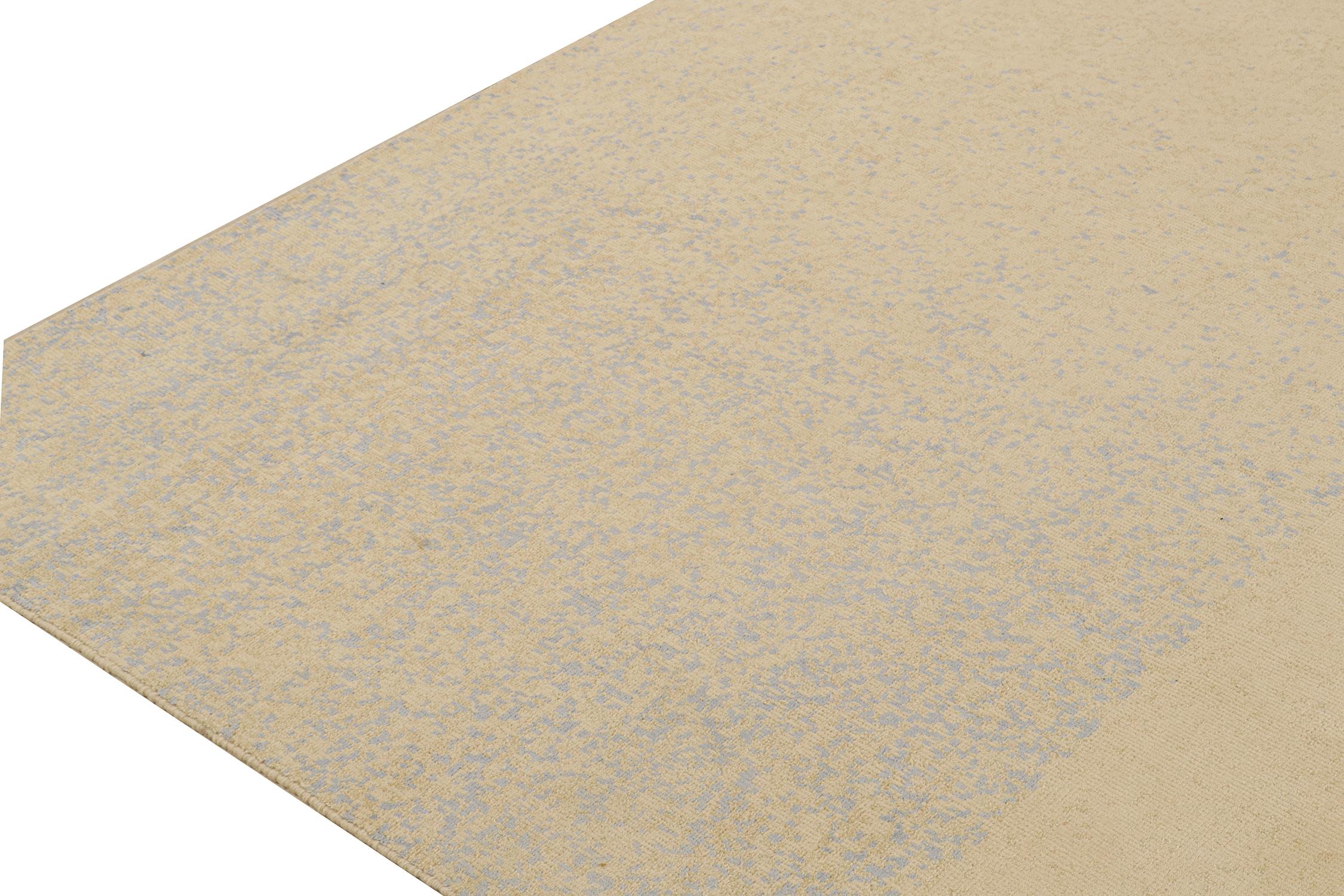 Noué à la main Rug & Kilim's Modern Rug in Beige with Blue Abstract Geometric Patterns (tapis moderne en beige avec des motifs géométriques abstraits en bleu) en vente