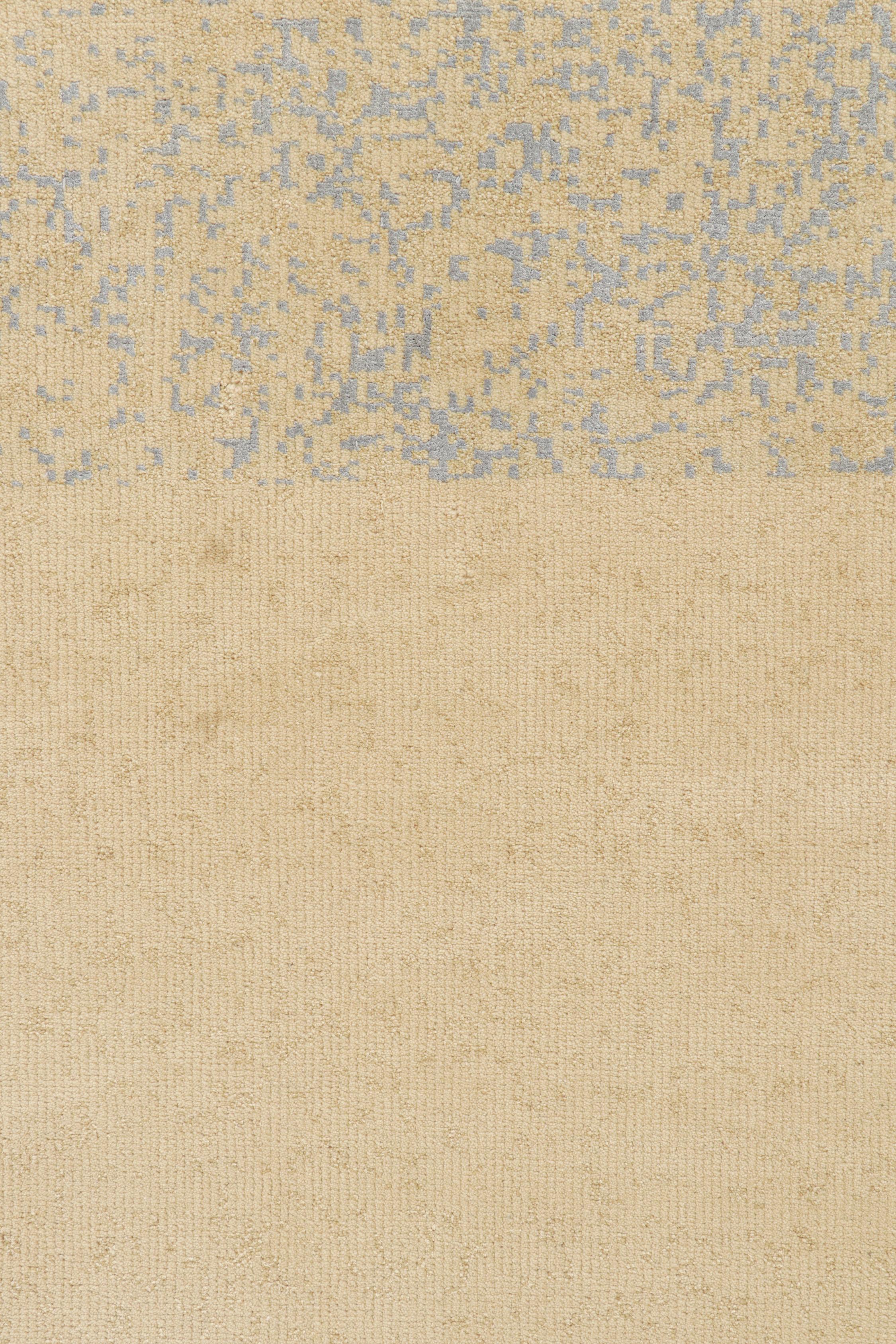 Moderner Teppich von Rug & Kilim in Beige mit blauen abstrakten geometrischen Mustern (21. Jahrhundert und zeitgenössisch) im Angebot