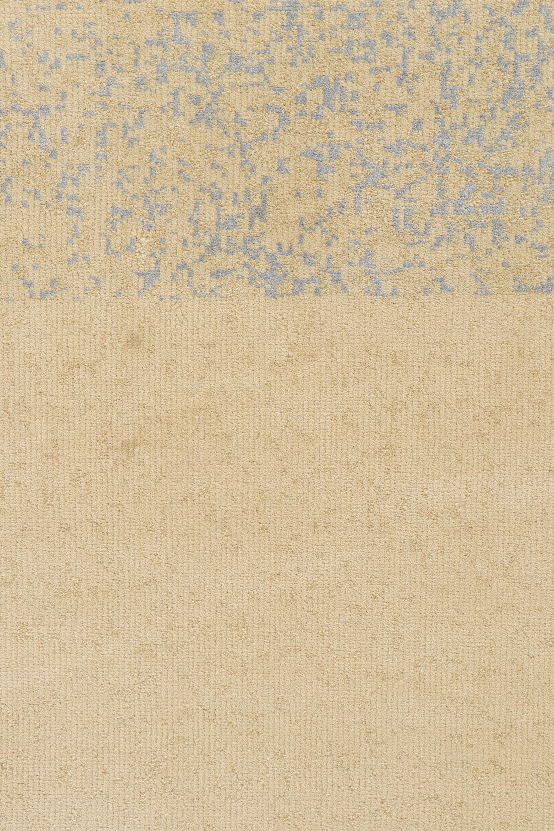 Rug & Kilim's Modern Rug in Beige with Blue Abstract Geometric Patterns (tapis moderne en beige avec des motifs géométriques abstraits en bleu) Neuf - En vente à Long Island City, NY