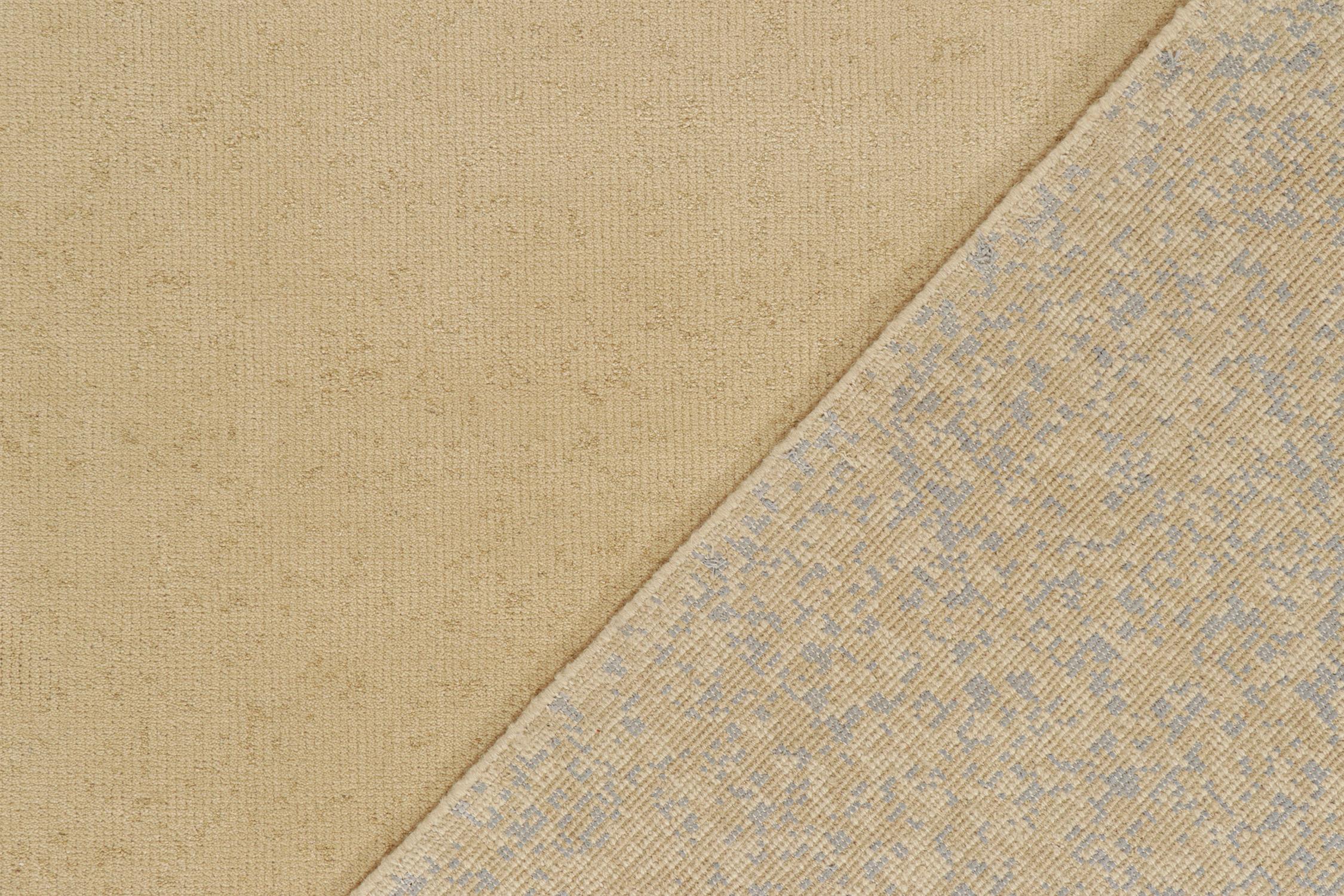 XXIe siècle et contemporain Rug & Kilim's Modern Rug in Beige with Blue Abstract Geometric Patterns (tapis moderne en beige avec des motifs géométriques abstraits en bleu) en vente