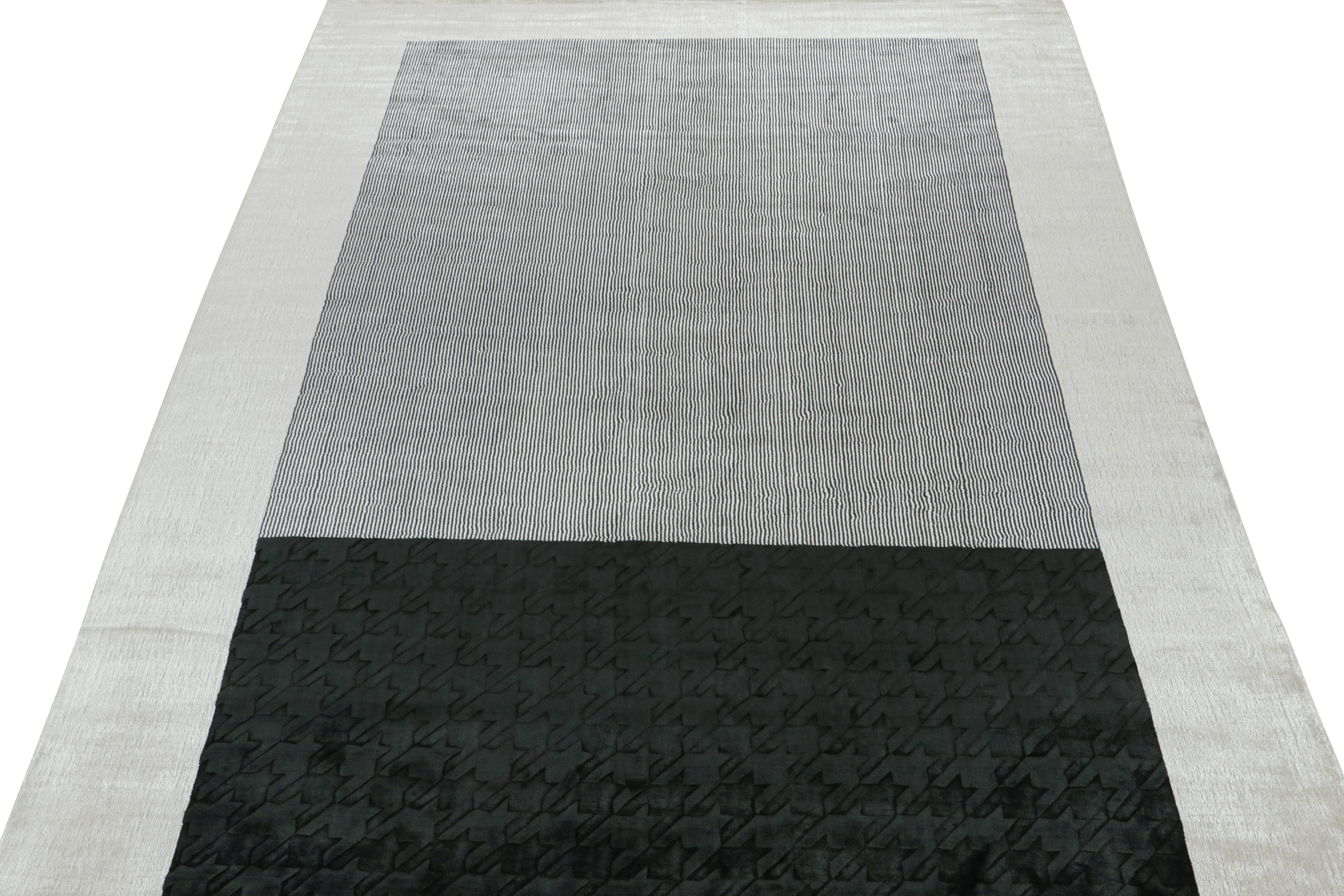 Moderner Teppich von Rug & Kilim mit geometrischen Mustern in Schwarz und Weiß (Indisch) im Angebot