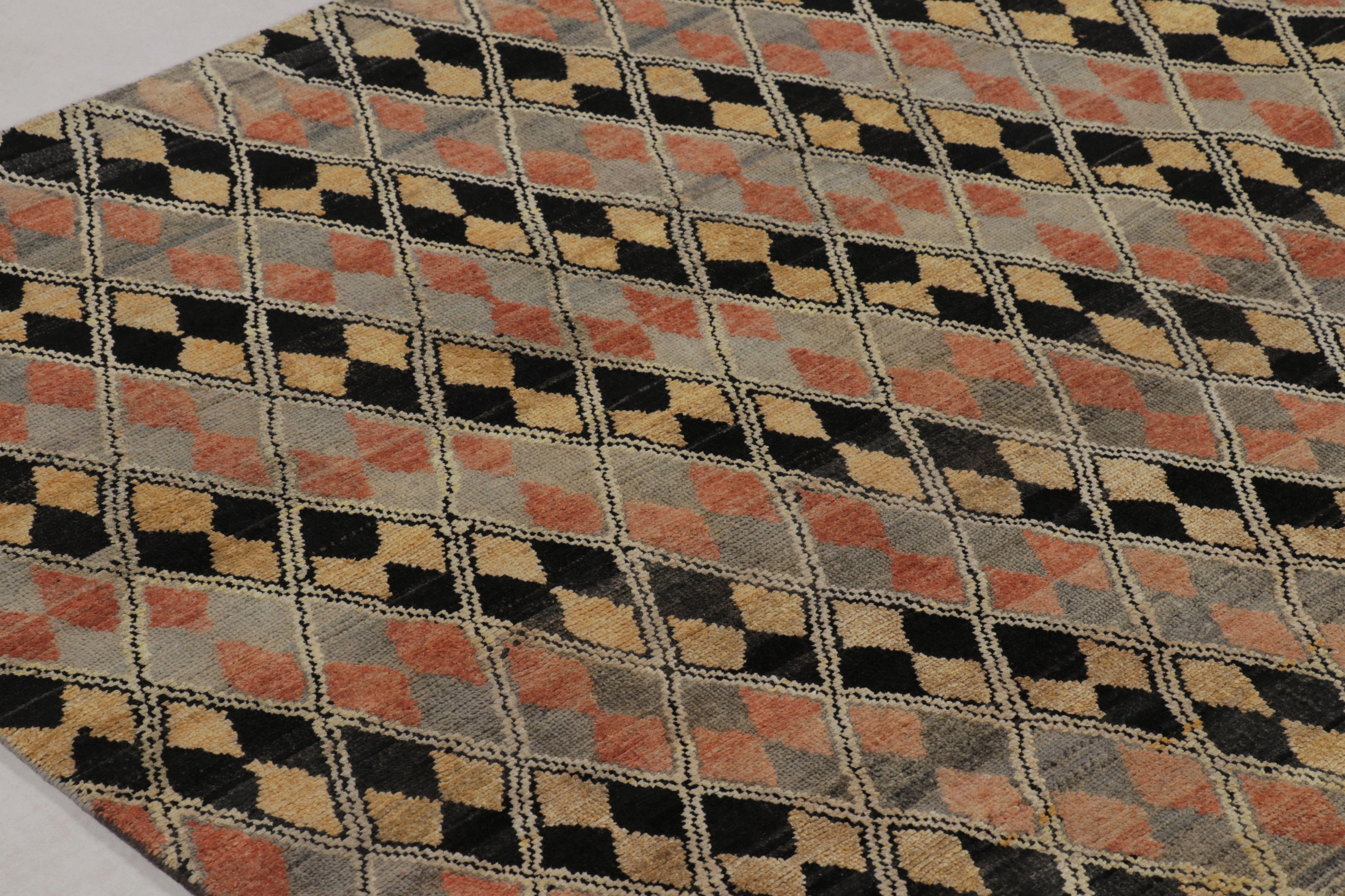 Questo tappeto moderno 8x9 della Rug & Kilim's Modern Collection è annodato a mano in una miscela di lana e seta. Presenta un fitto motivo all-over di diamanti intrecciati in una tavolozza dinamica di nero, grigio antracite, oro zafferano e ruggine.