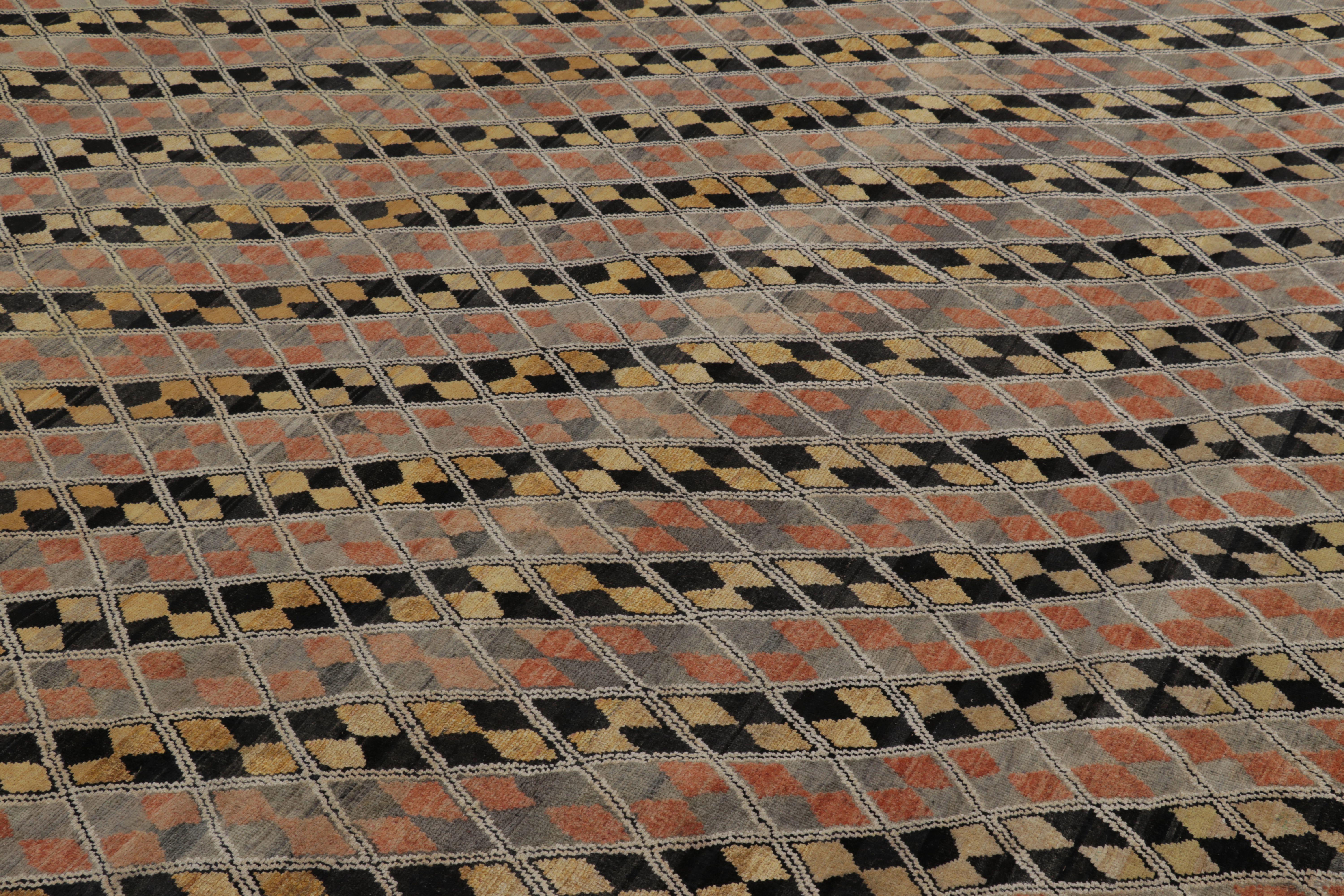 Moderno Tappeto moderno Rug & Kilim con motivo geometrico a diamante nero, carbone e oro in vendita