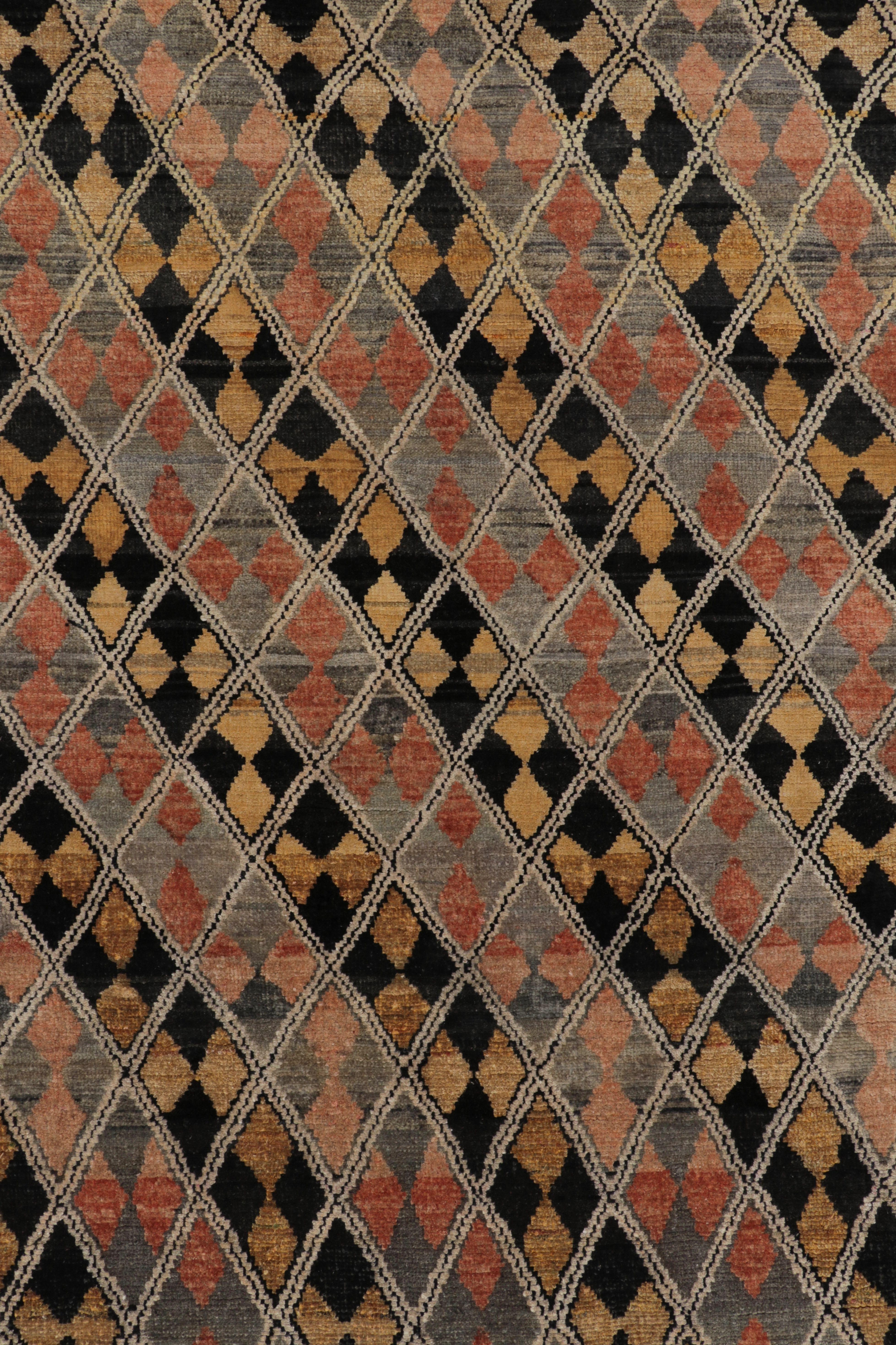 Indiano Tappeto moderno Rug & Kilim con motivo geometrico a diamante nero, carbone e oro in vendita