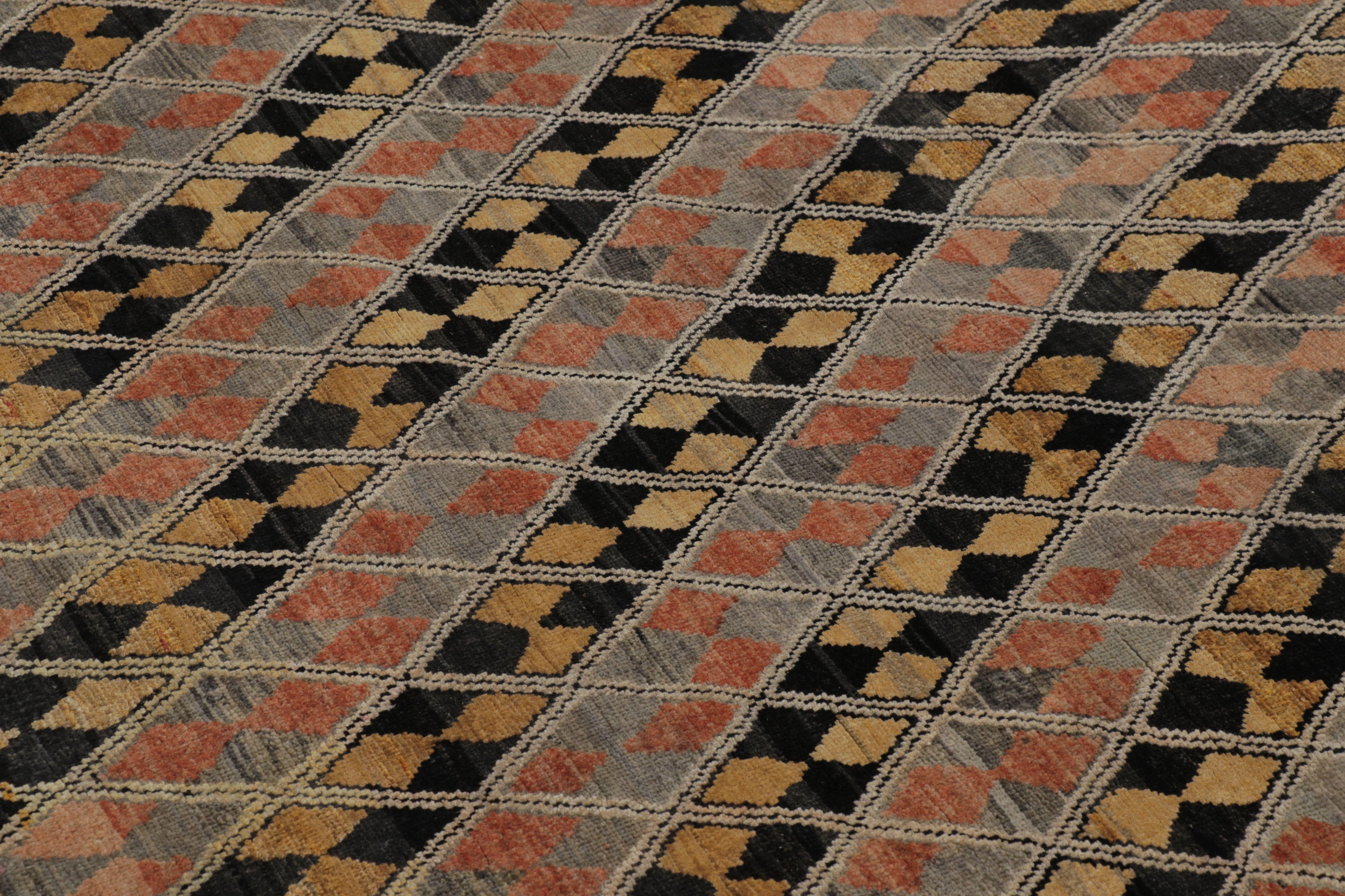 Annodato a mano Tappeto moderno Rug & Kilim con motivo geometrico a diamante nero, carbone e oro in vendita