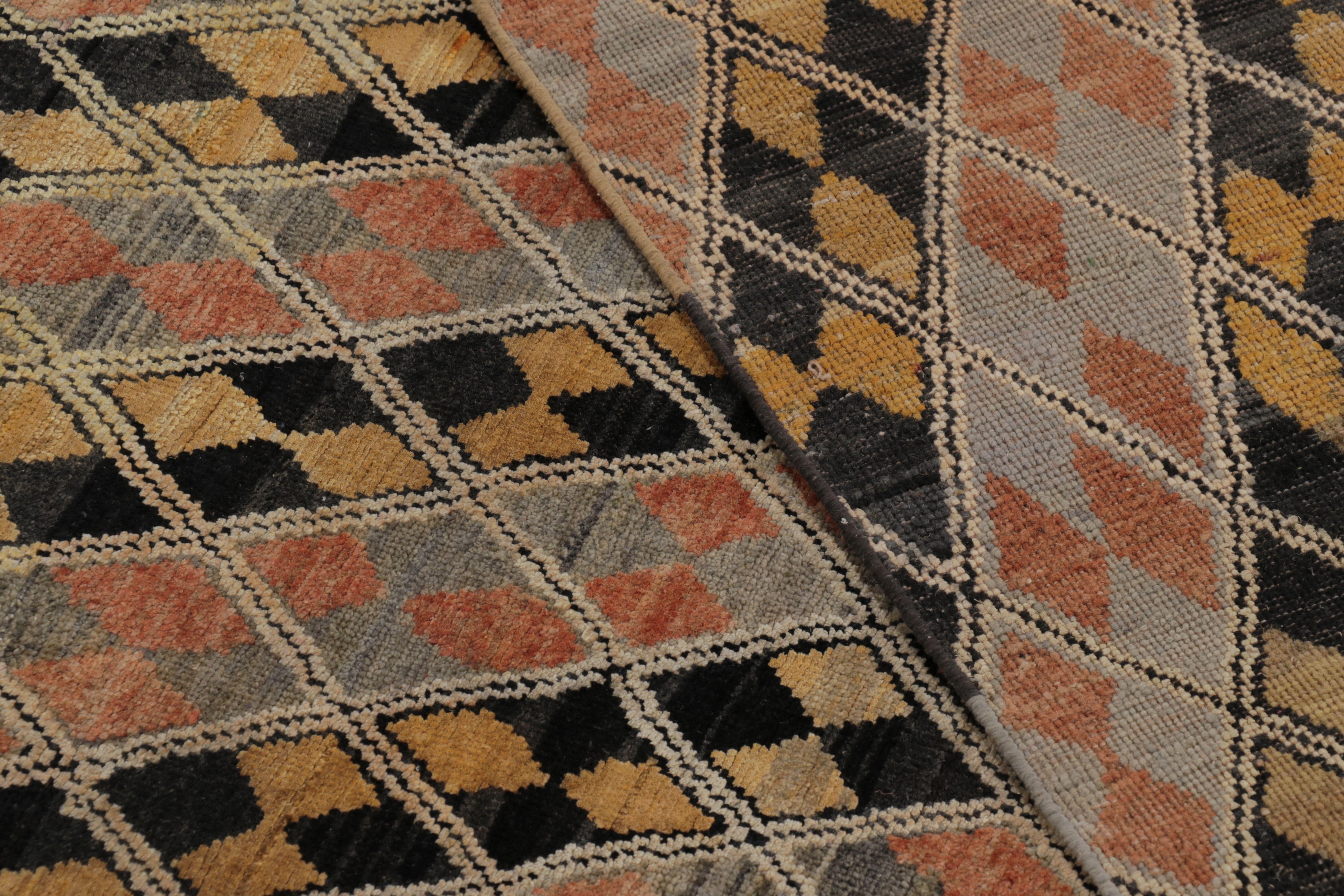 Lana Tappeto moderno Rug & Kilim con motivo geometrico a diamante nero, carbone e oro in vendita