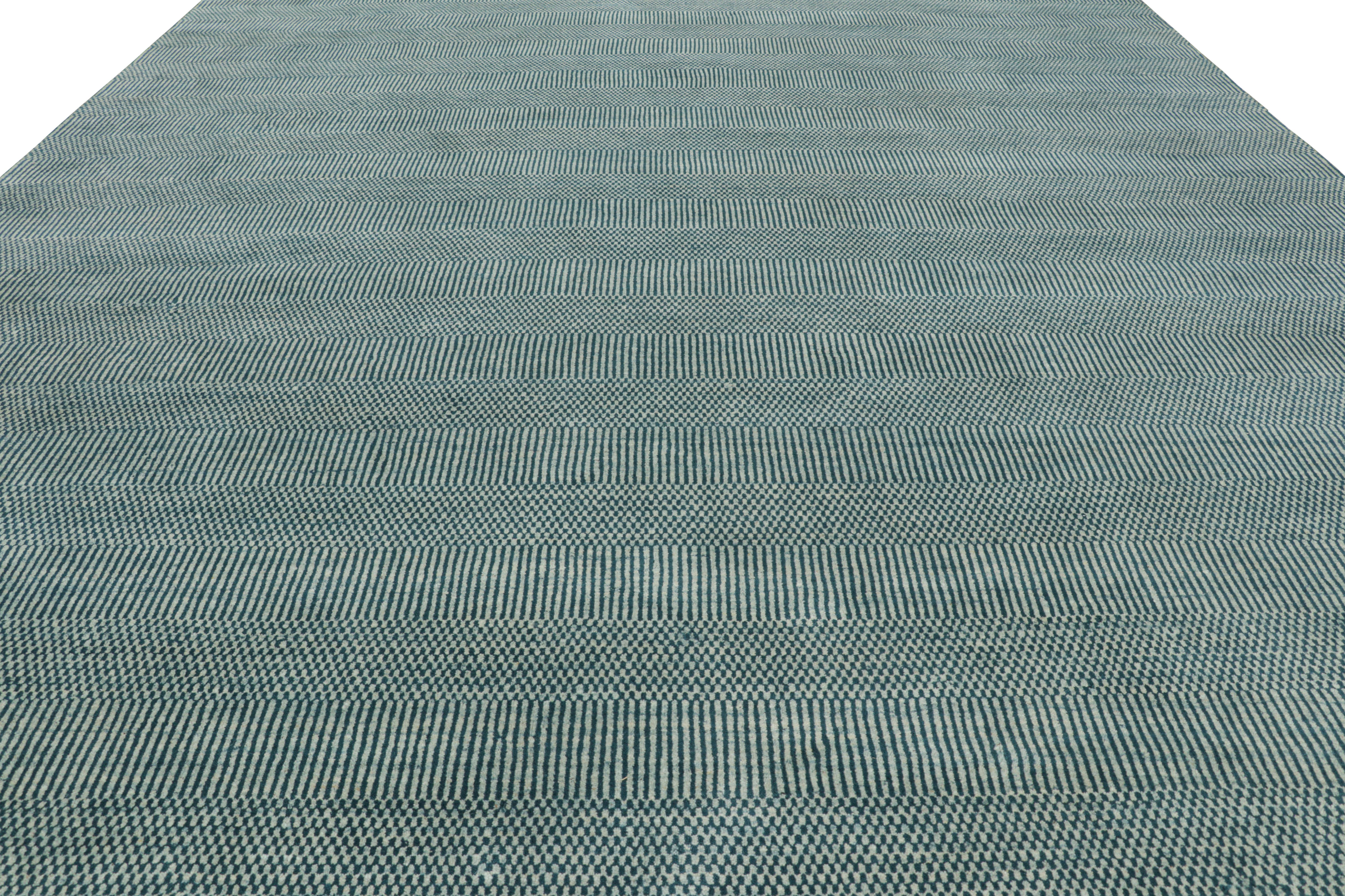 Moderne Rug & Kilim's Modern Rug in Blue and Cream, with Stripes and Geometric Patterns (tapis moderne bleu et crème, avec des rayures et des motifs géométriques) en vente