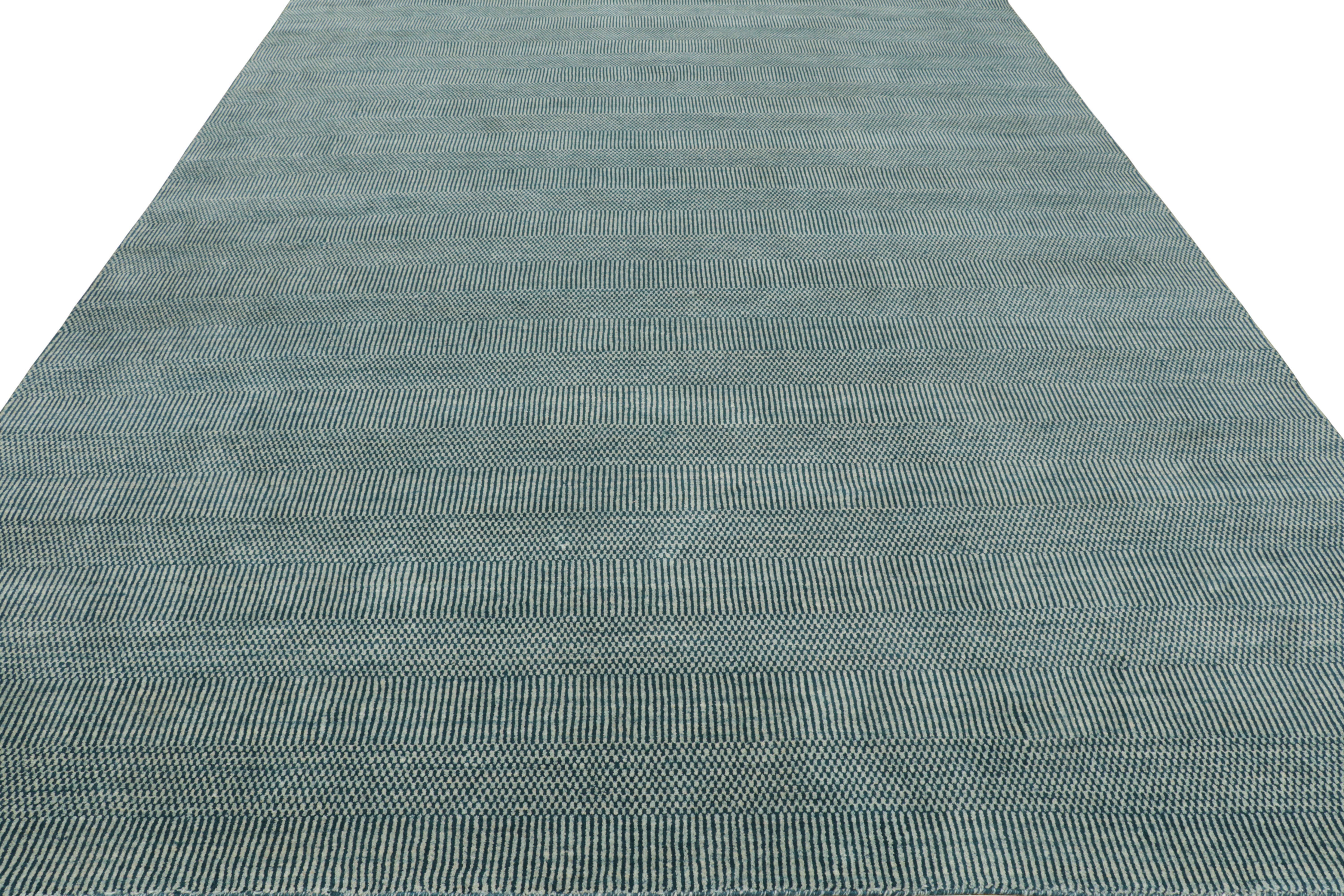 Annodato a mano Tappeto moderno Rug & Kilim in blu e crema, con strisce e motivi geometrici in vendita