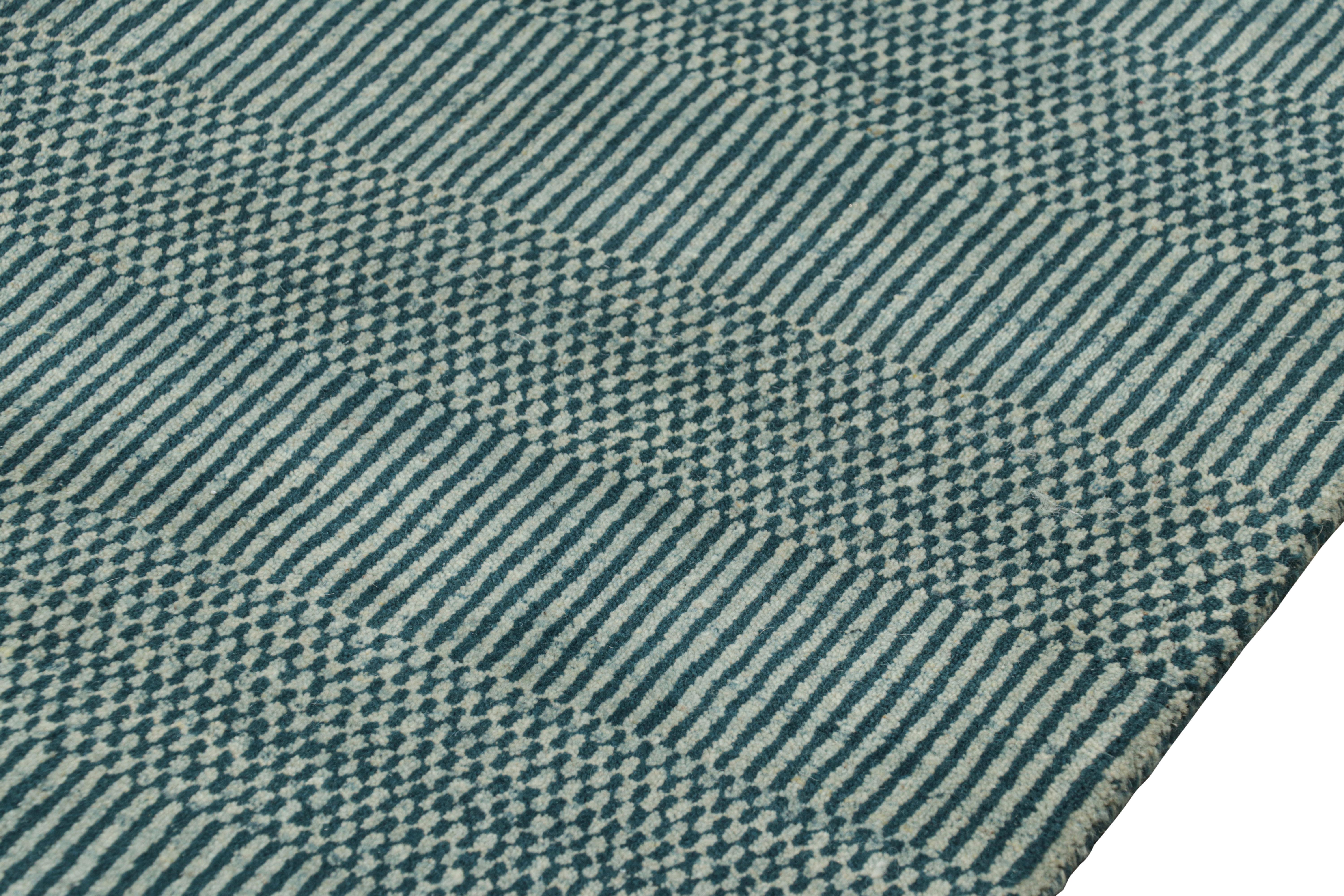 Rug & Kilim's Modern Rug in Blau und Creme, mit Streifen und geometrischen Mustern im Zustand „Neu“ im Angebot in Long Island City, NY