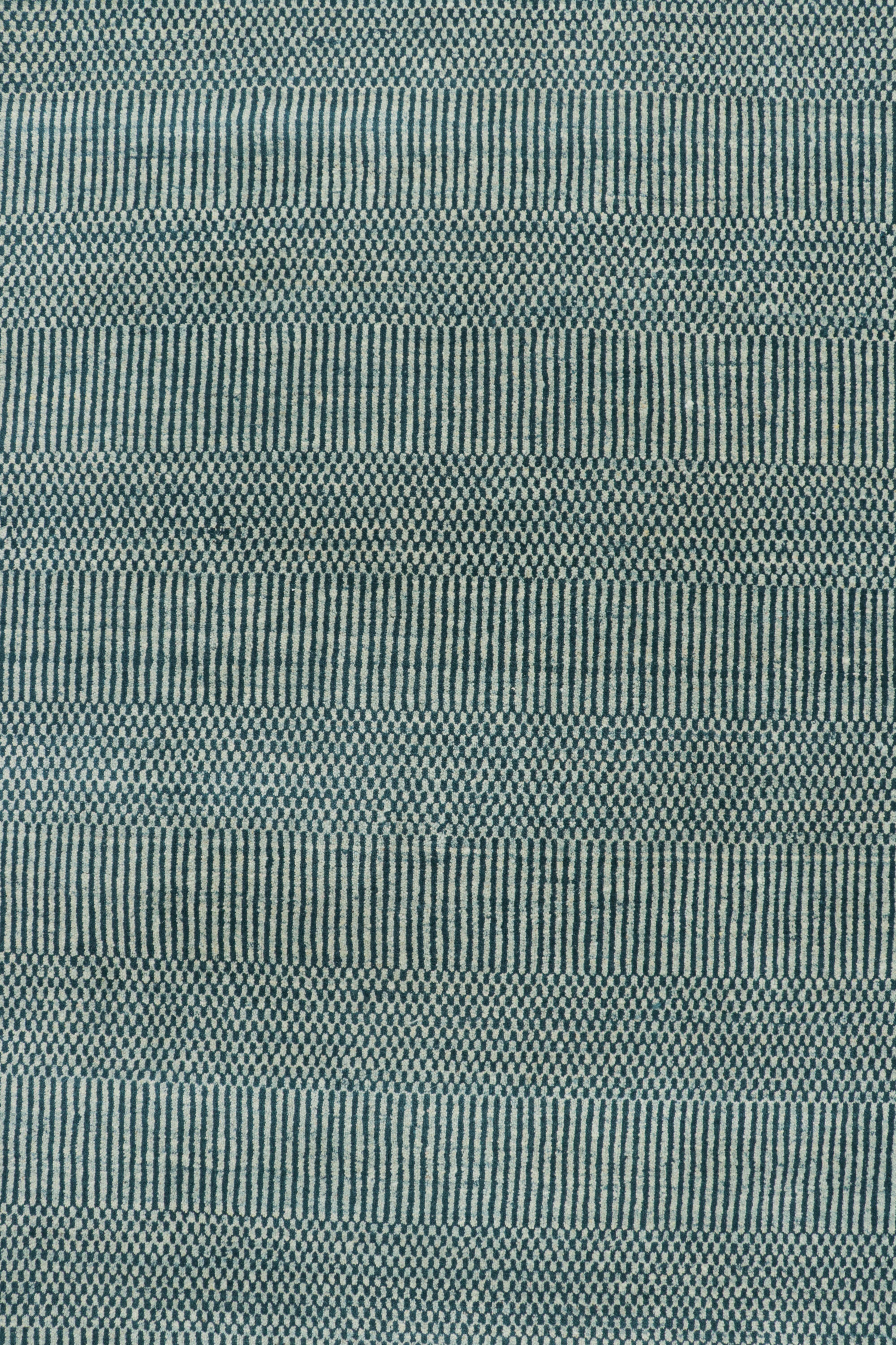 XXIe siècle et contemporain Rug & Kilim's Modern Rug in Blue and Cream, with Stripes and Geometric Patterns (tapis moderne bleu et crème, avec des rayures et des motifs géométriques) en vente