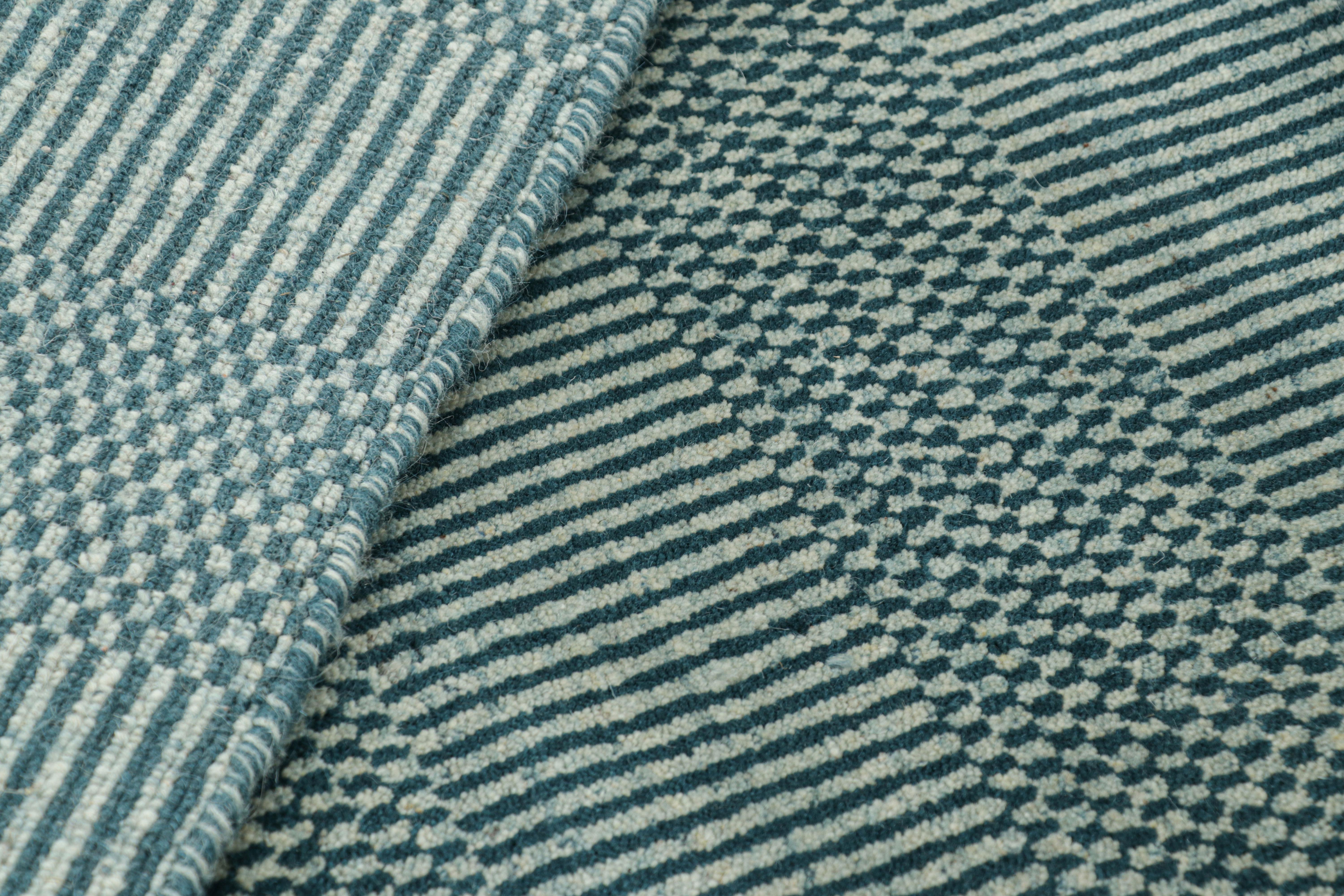 Laine Rug & Kilim's Modern Rug in Blue and Cream, with Stripes and Geometric Patterns (tapis moderne bleu et crème, avec des rayures et des motifs géométriques) en vente