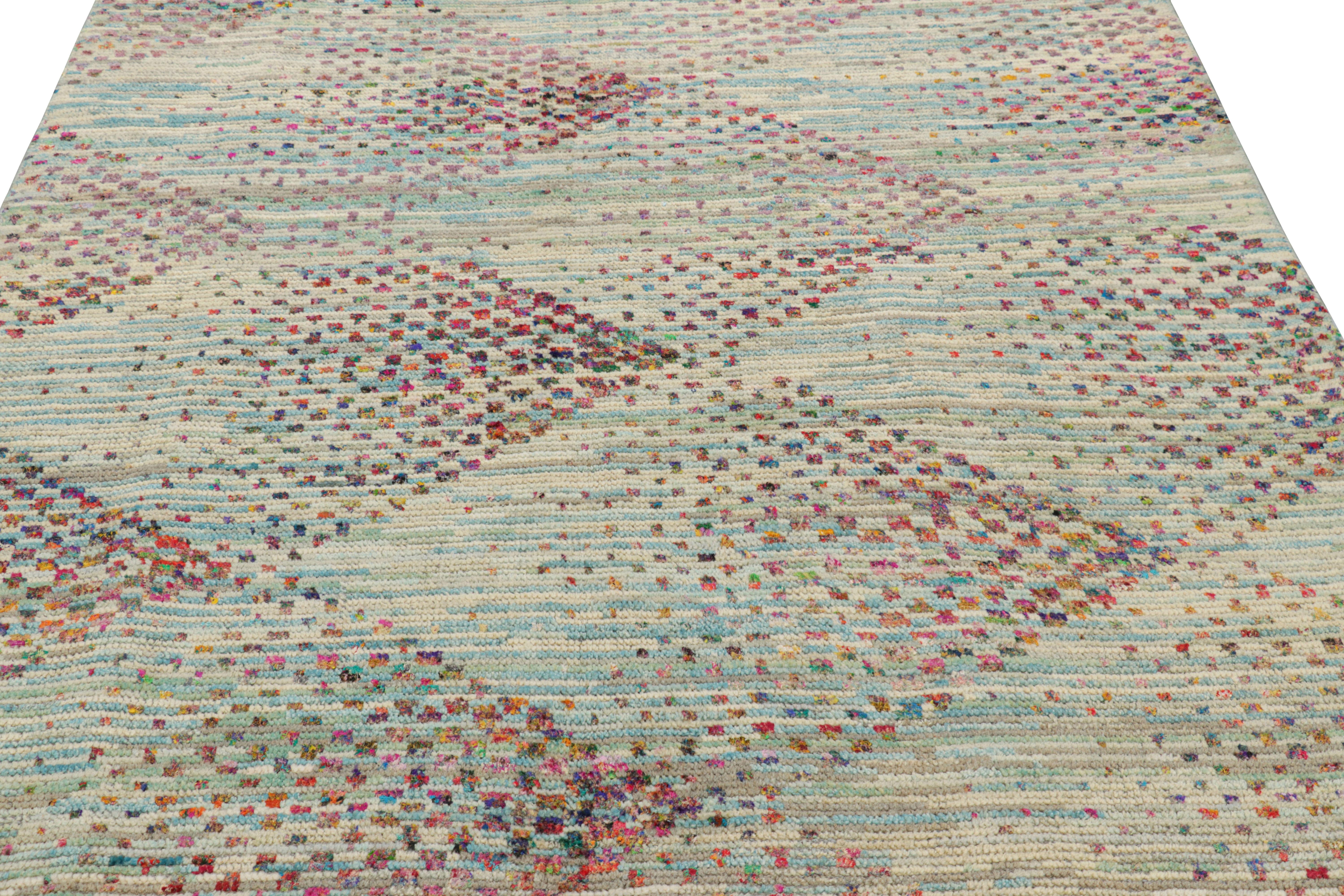 Dieser moderne, abstrakte Teppich im Format 6x9, handgeknüpft aus Wolle, ist eine kühne Neuheit in der Modern Collection'S von Rug & Kilim. 

Über das Design: 

Obwohl polychromatisch in seiner Schönheit, gibt es sehr präsente Töne von Hellblau und