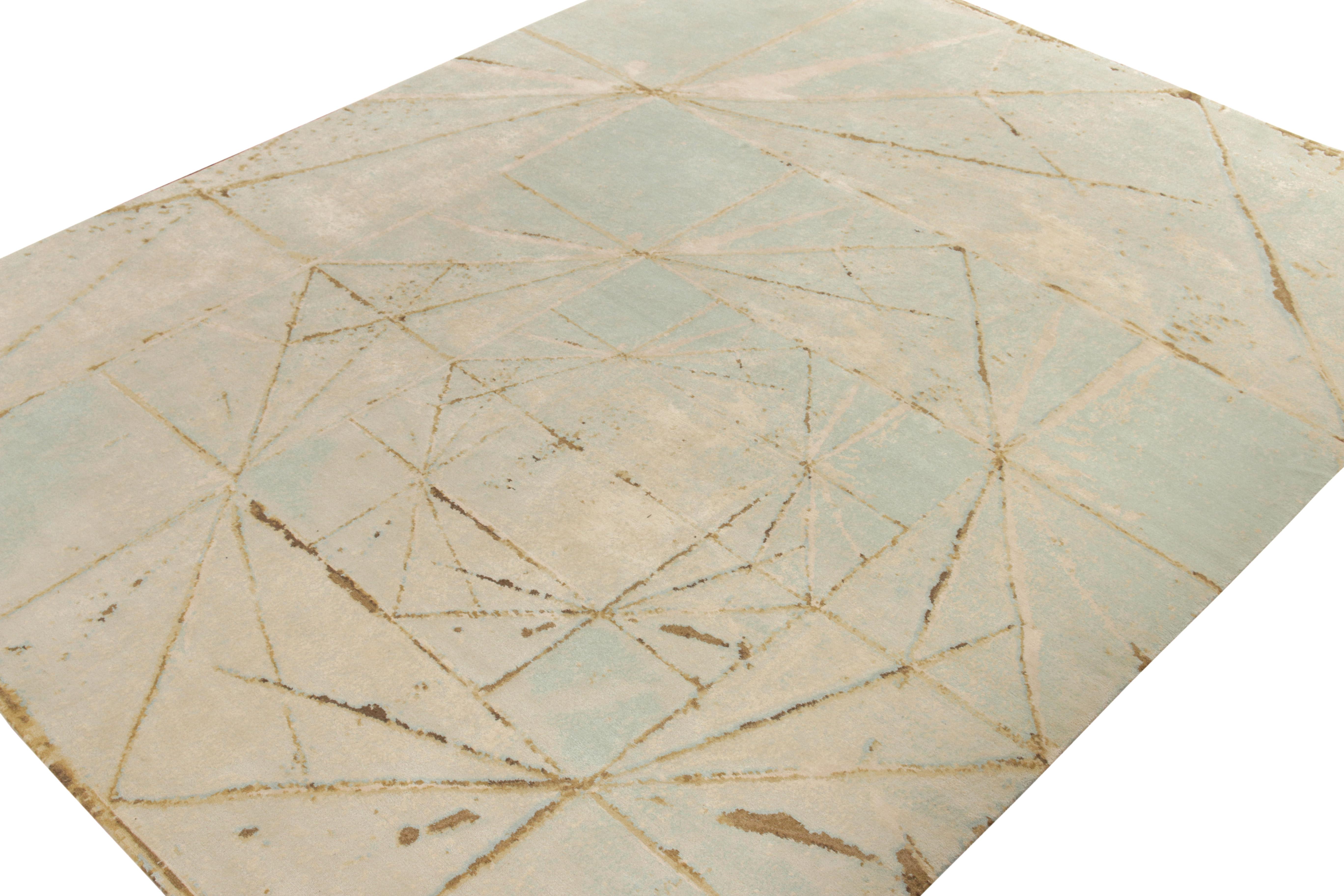 Alfombra moderna Rug & Kilim en azul, blanco y patrón abstracto dorado Moderno en venta