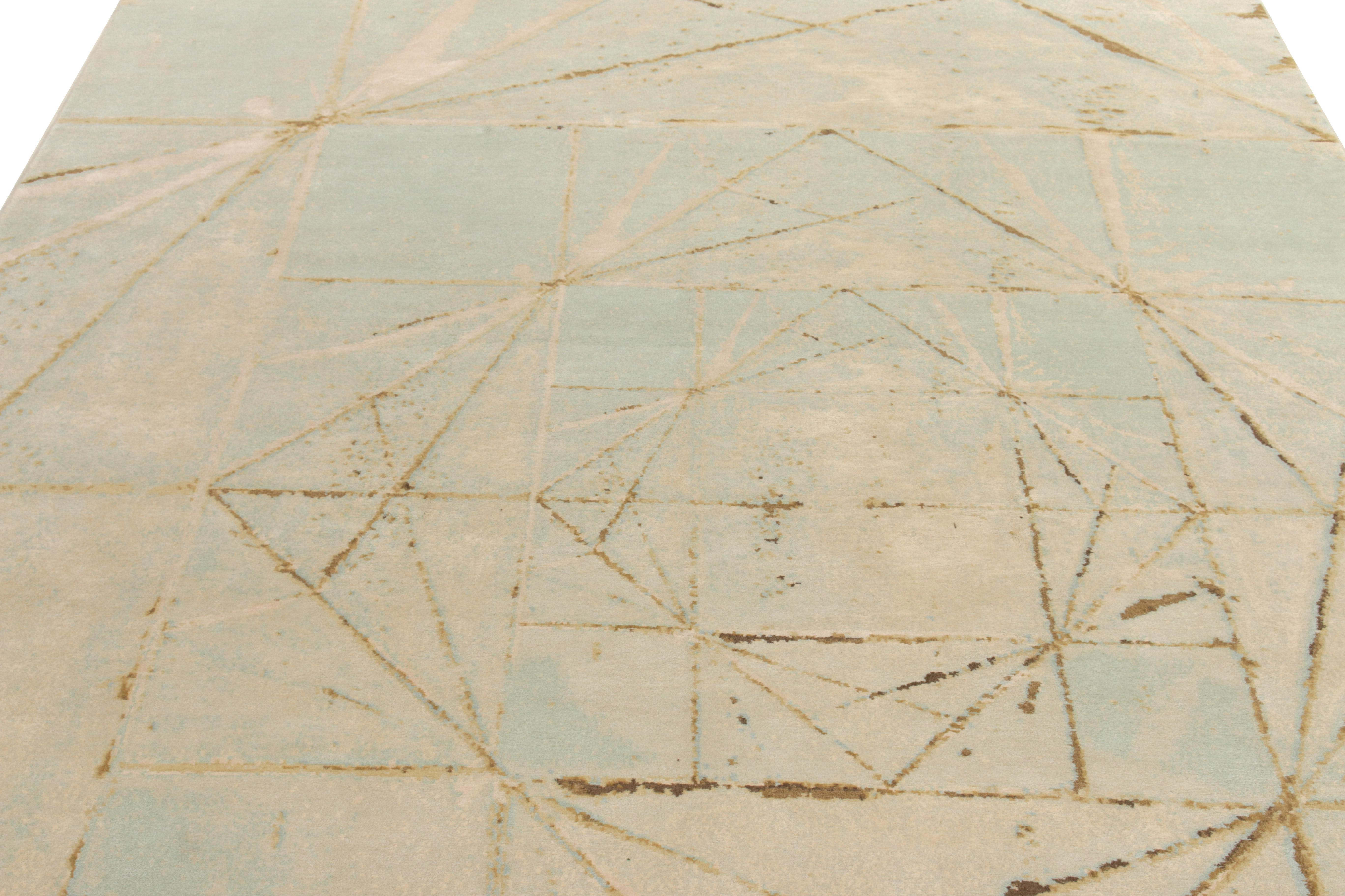 Alfombra moderna Rug & Kilim en azul, blanco y patrón abstracto dorado Nepalés en venta