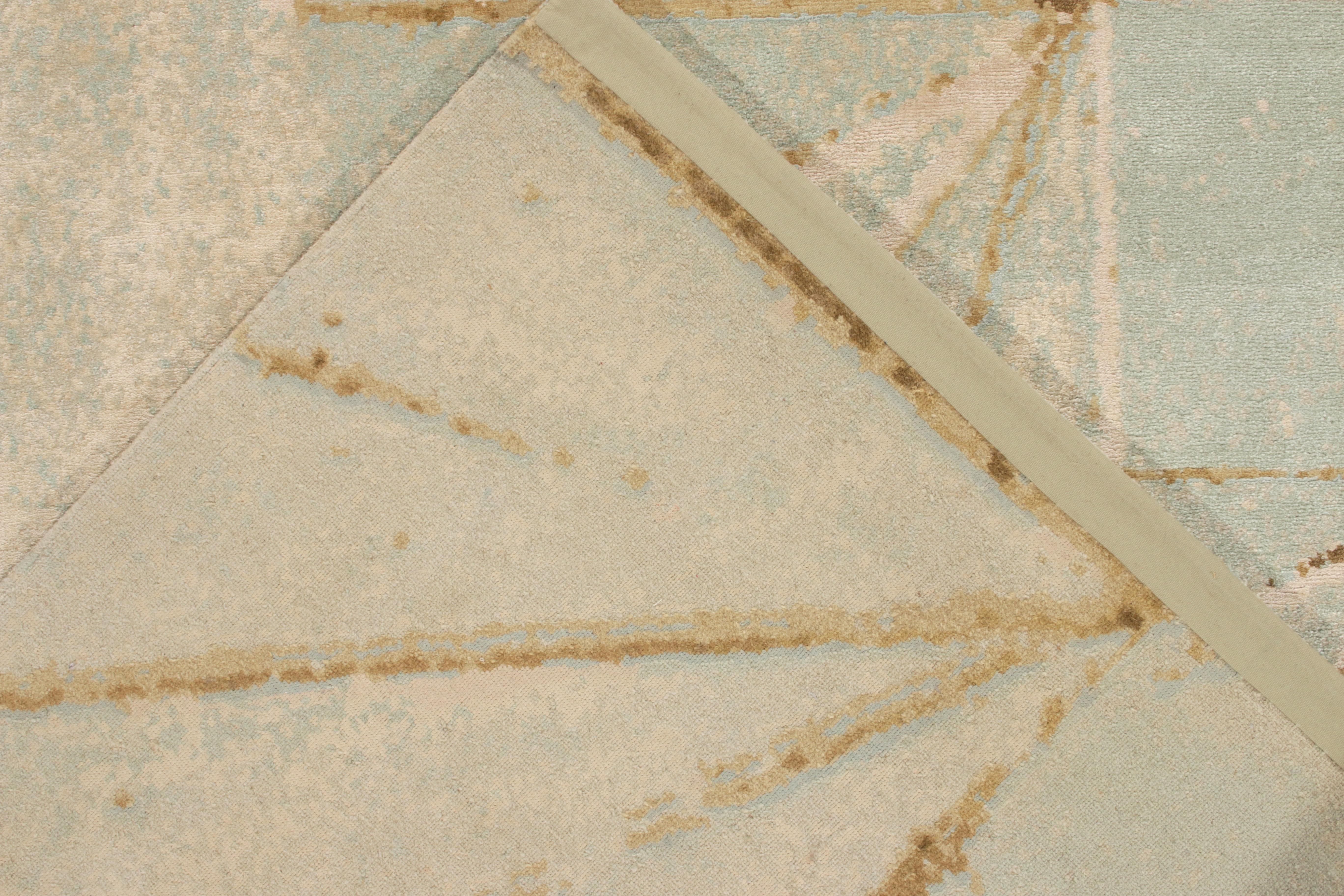 Alfombra moderna Rug & Kilim en azul, blanco y patrón abstracto dorado Anudado a mano en venta