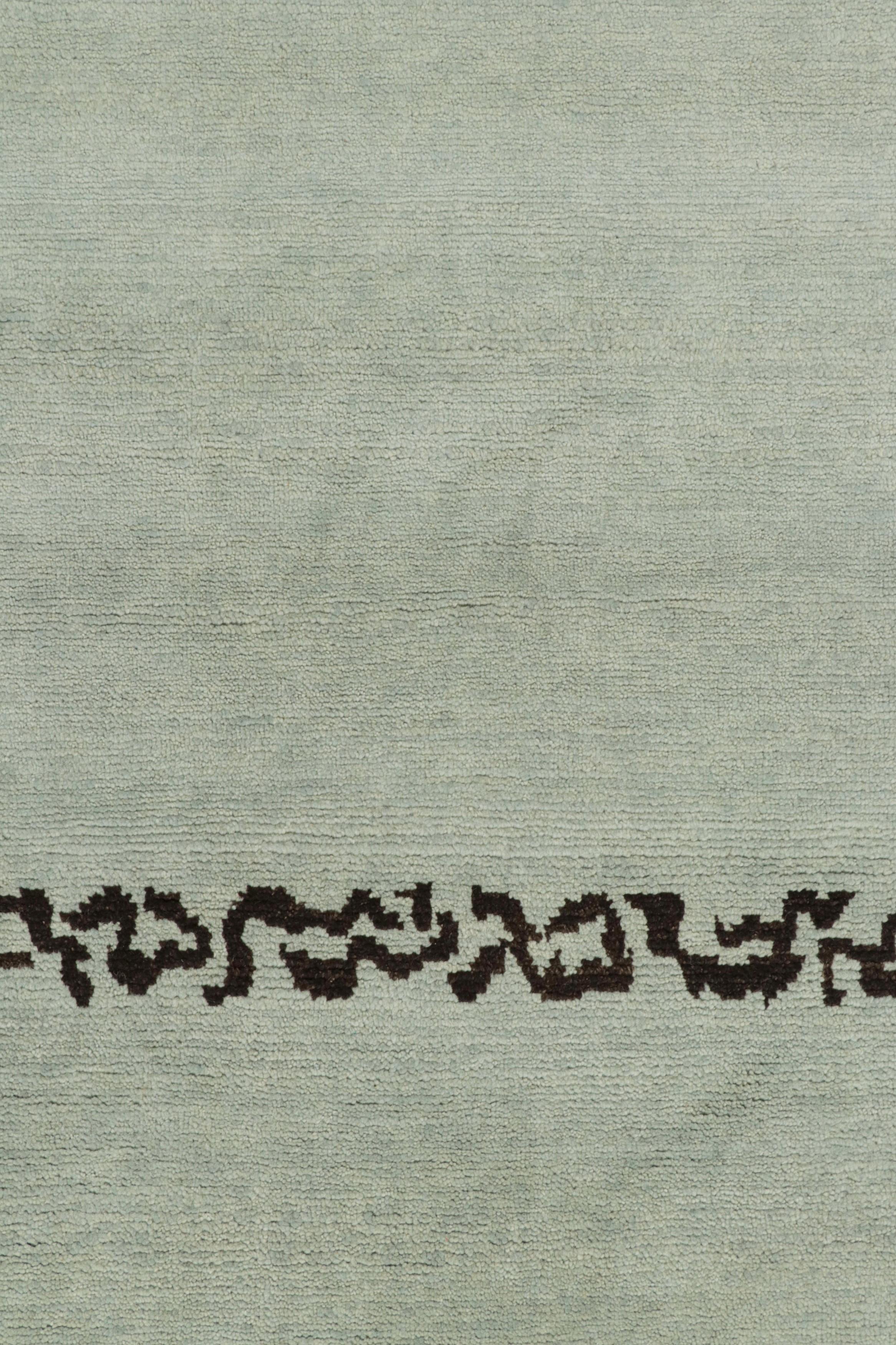 Questo tappeto contemporaneo 8x10 è un'entusiasmante novità della collezione Modern di Rug & Kilim.

Sul design: 

Annodato a mano in lana, questo design esplora un moderno atteggiamento minimalista. I suoi bordi e l'unico motivo geometrico sono