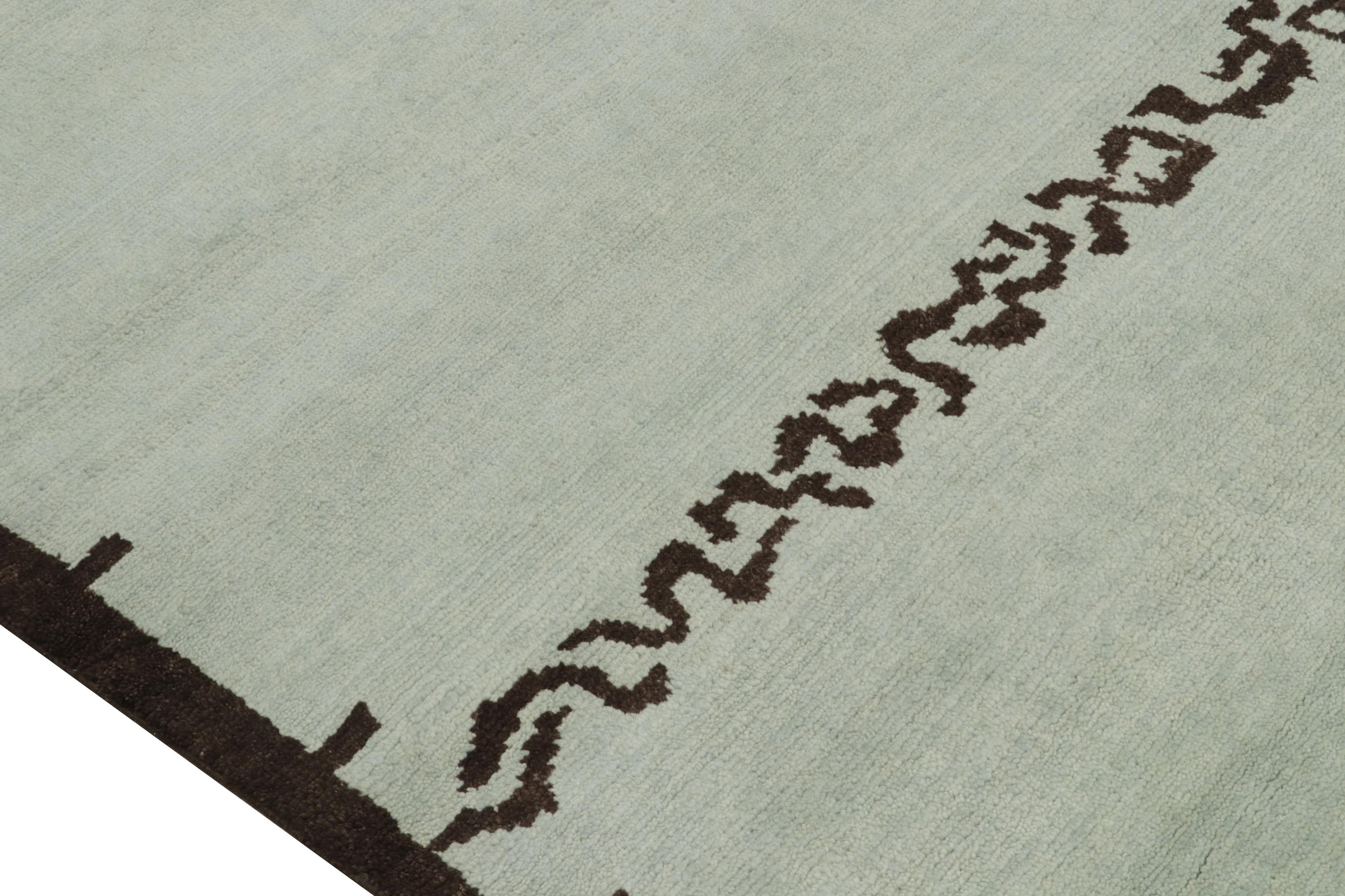 XXI secolo e contemporaneo Tappeto moderno Rug & Kilim in blu con motivi geometrici marroni in vendita