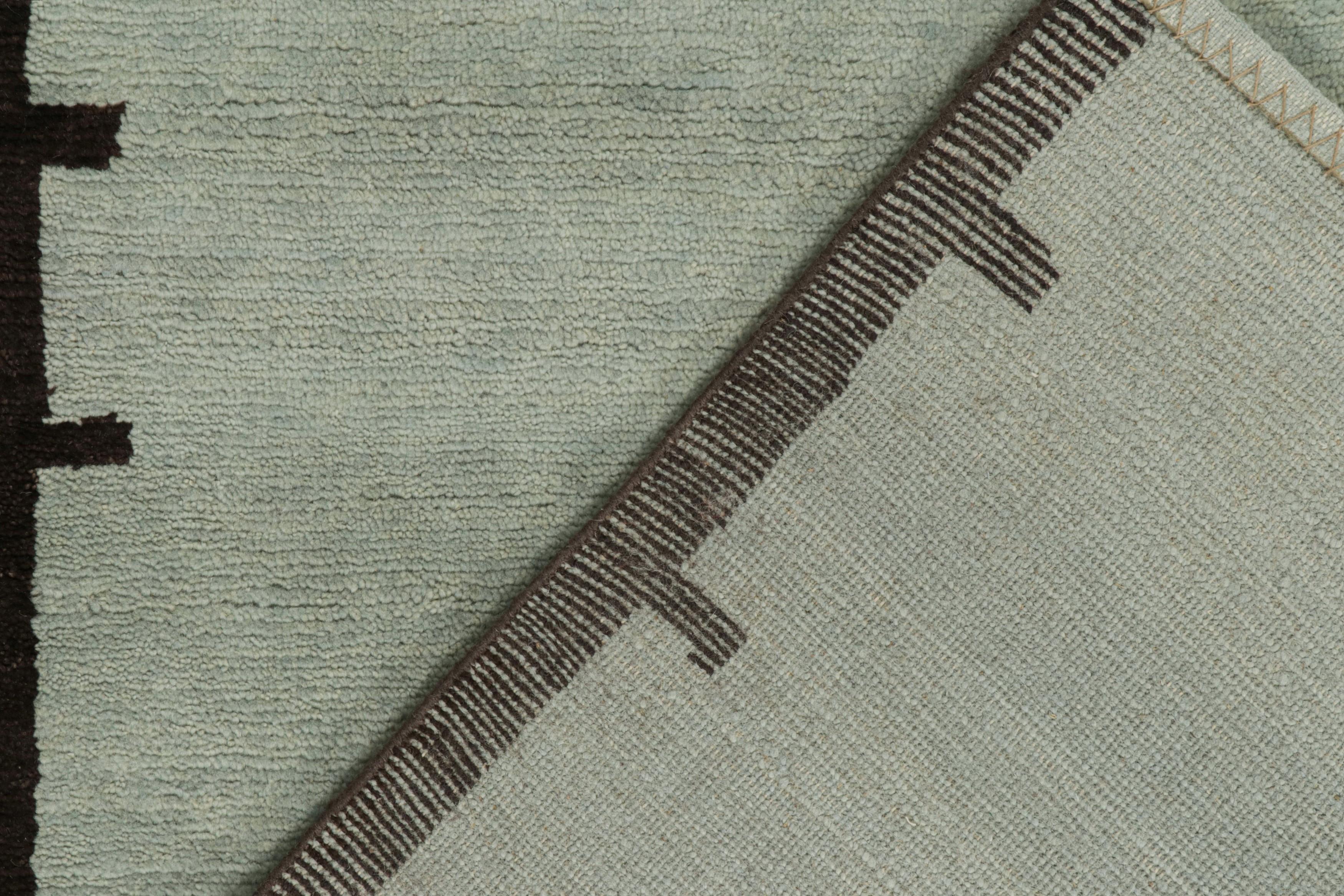 Lana Tappeto moderno Rug & Kilim in blu con motivi geometrici marroni in vendita