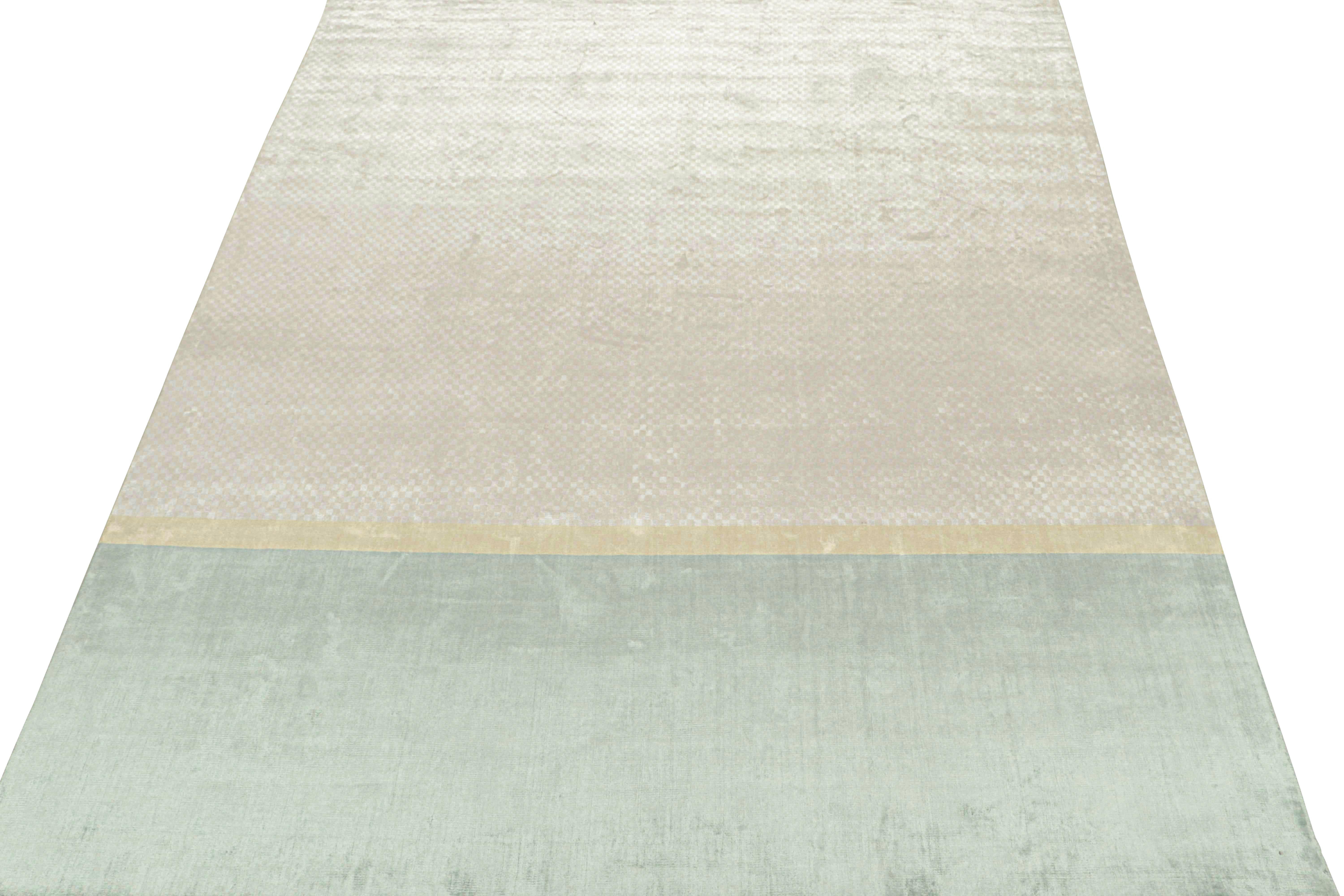 Alfombra moderna Rug & Kilim en azul con rayas doradas y dibujo geométrico beige Moderno en venta