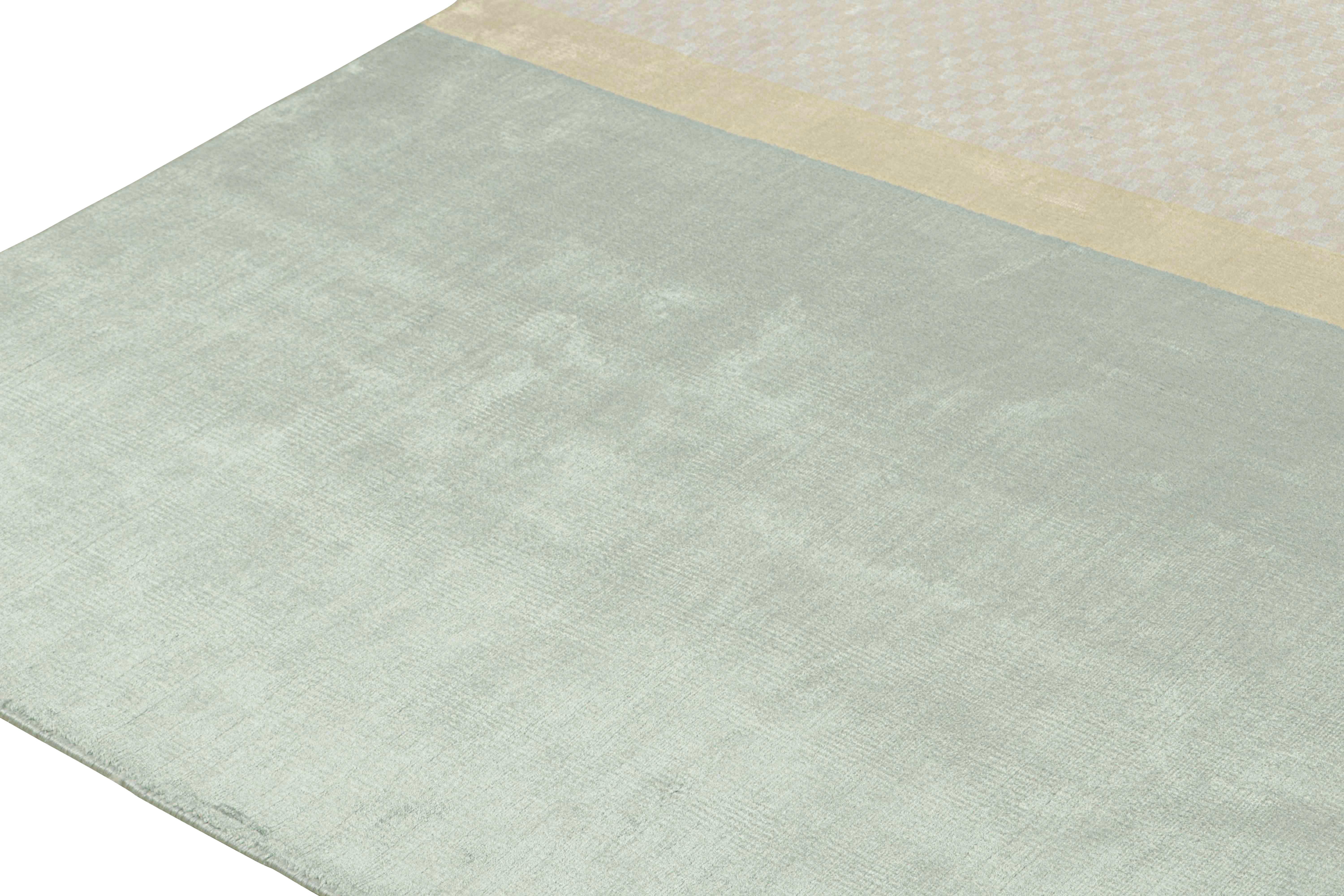 Alfombra moderna Rug & Kilim en azul con rayas doradas y dibujo geométrico beige Anudado a mano en venta