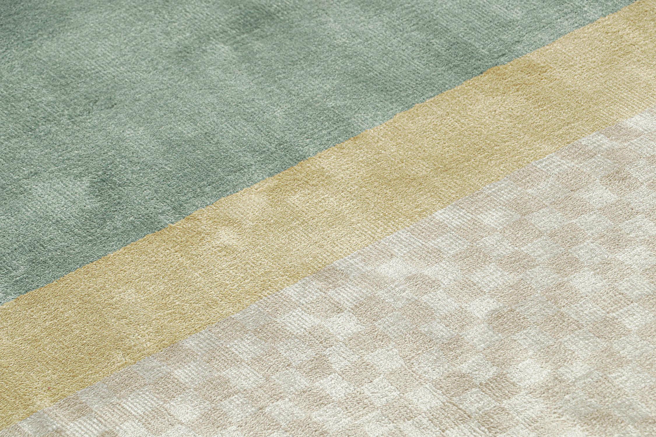 Tappeto moderno Rug & Kilim in blu con strisce dorate e motivo geometrico beige In condizioni Nuovo in vendita a Long Island City, NY