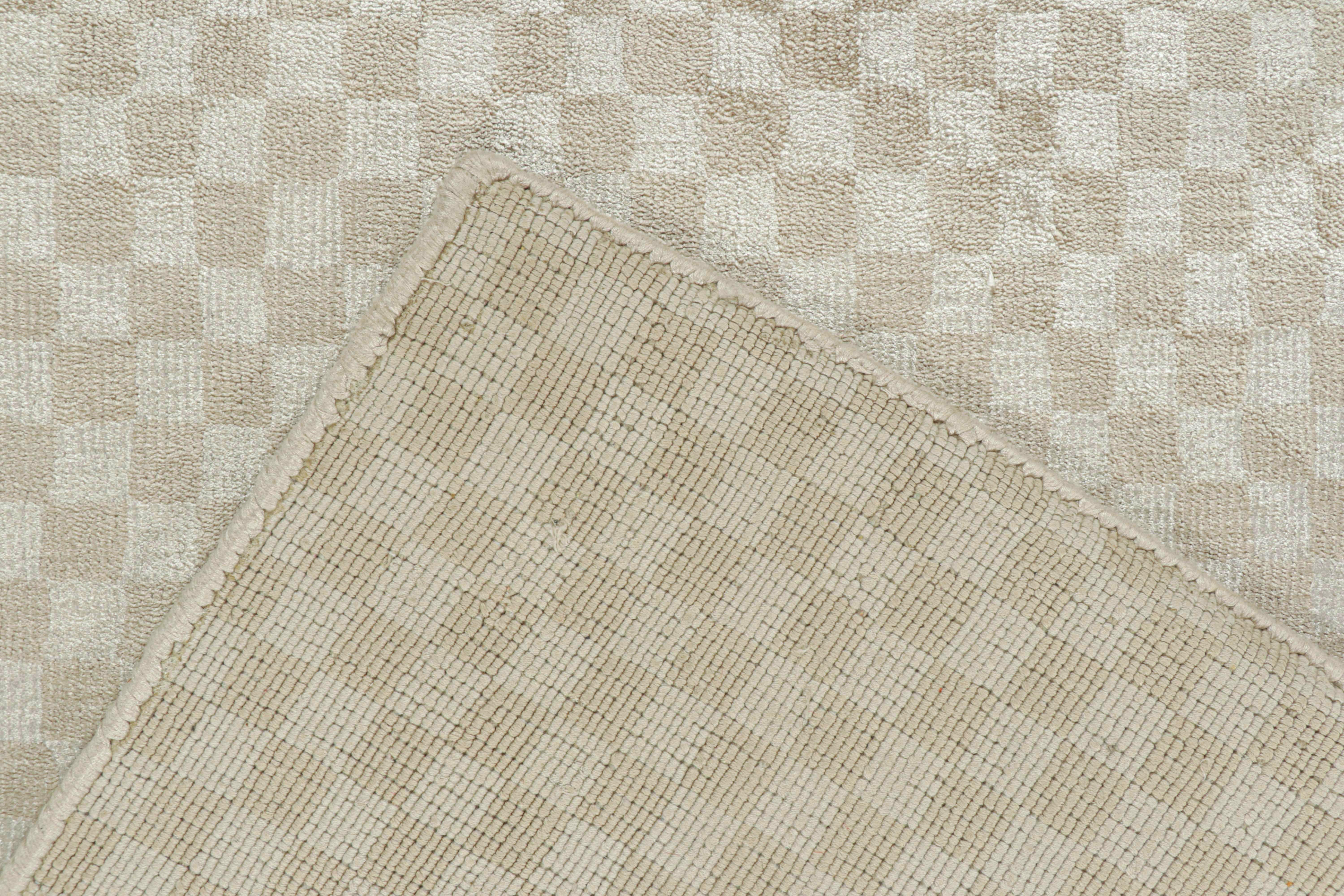 Alfombra moderna Rug & Kilim en azul con rayas doradas y dibujo geométrico beige Siglo XXI y contemporáneo en venta