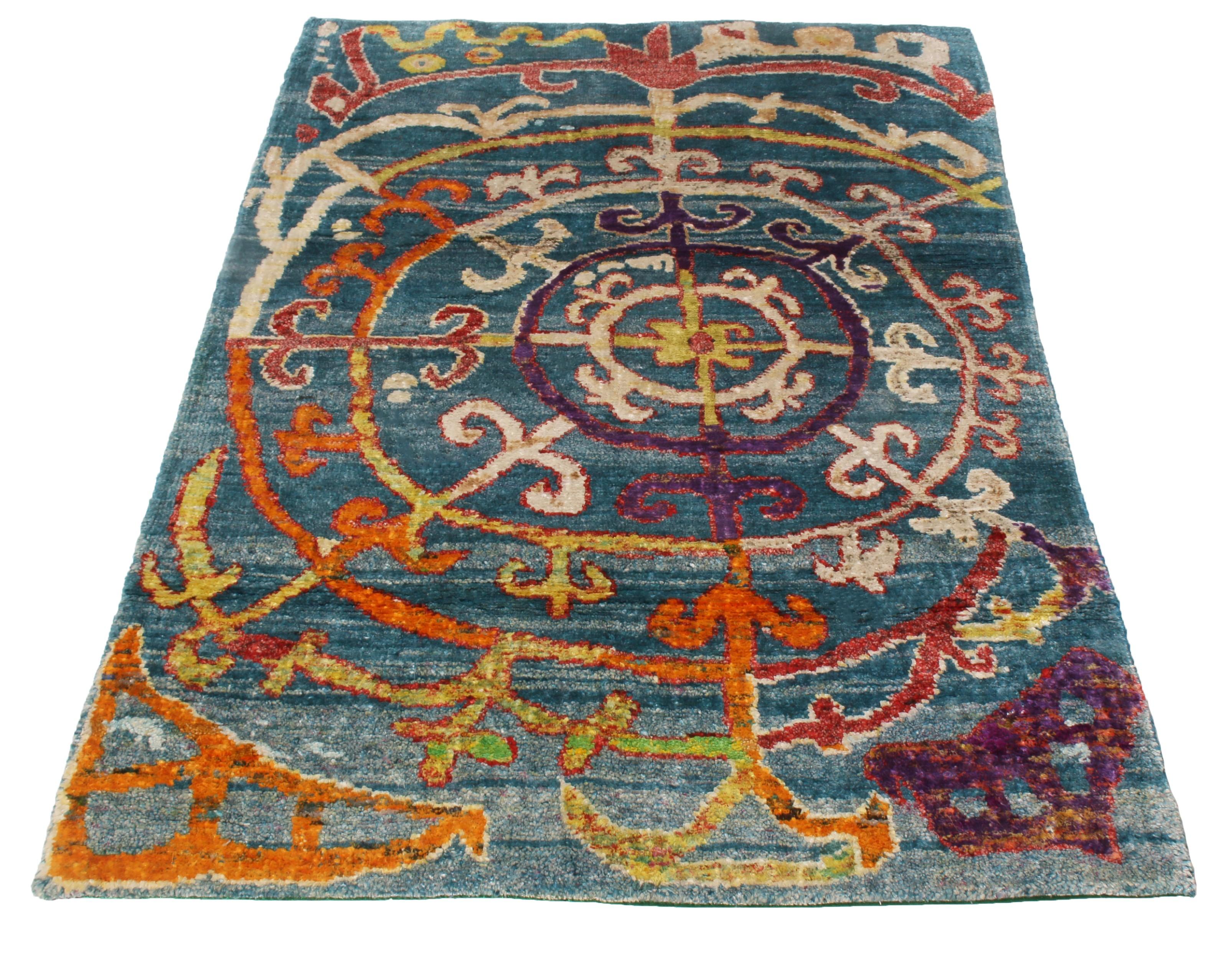 Dieser handgeknüpfte Seidenteppich in der Größe 3x5 ist die neueste Ergänzung der Modern Classics Collection'S von Rug & Kilim. 

Über das Design:

Ein himmelblaues Feld mit auffälligen Streifen in der Textur unterstreicht farbenfrohe geometrische