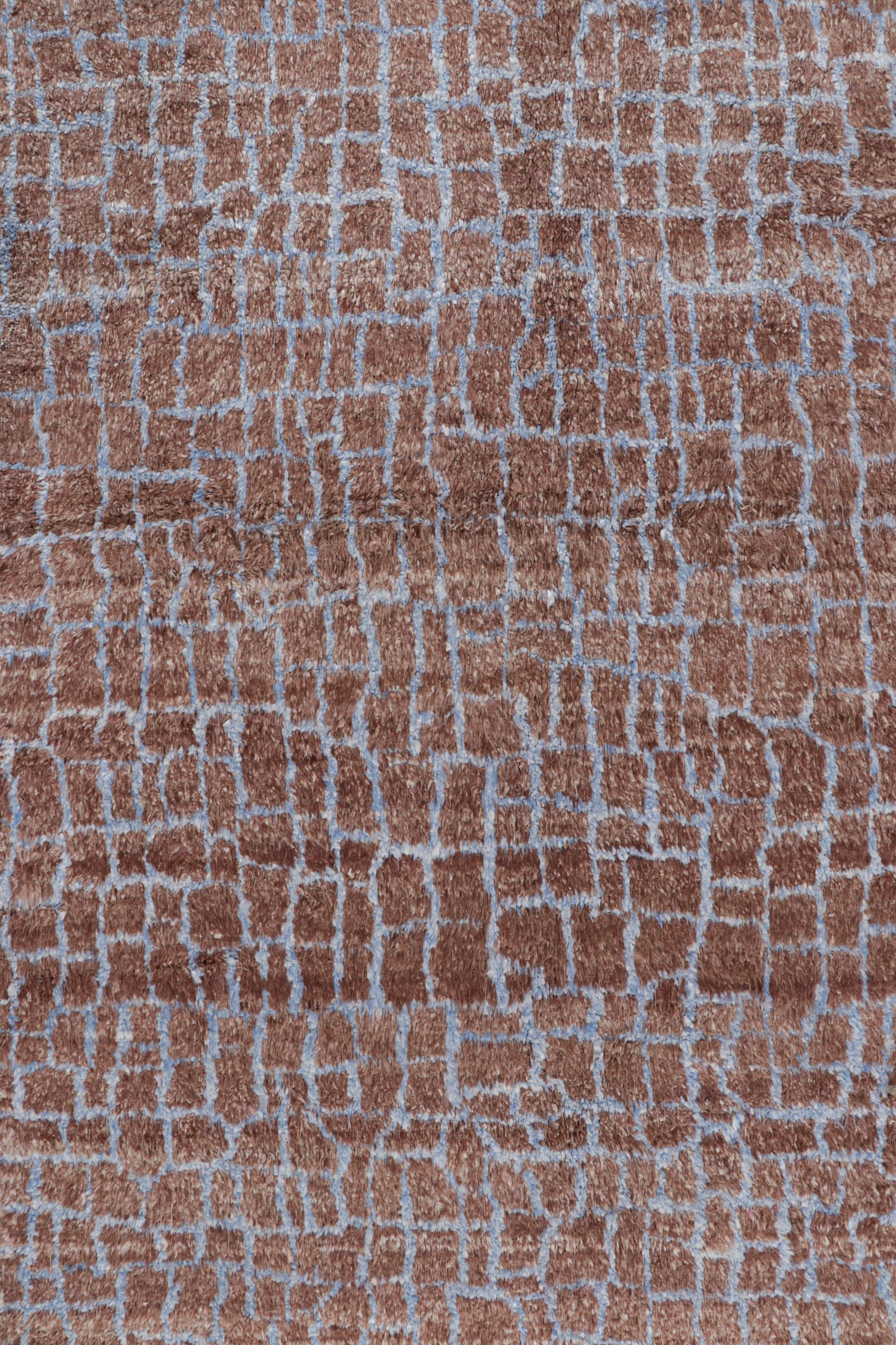 Moderno Tappeto moderno Rug & Kilim in marrone con motivi geometrici blu in vendita