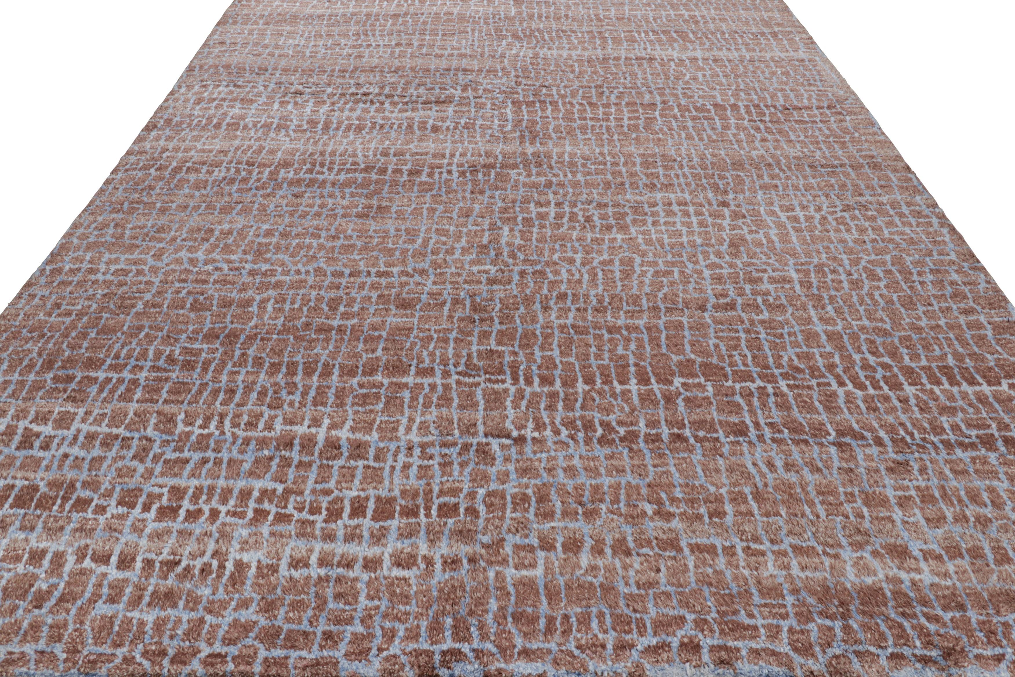 Indiano Tappeto moderno Rug & Kilim in marrone con motivi geometrici blu in vendita