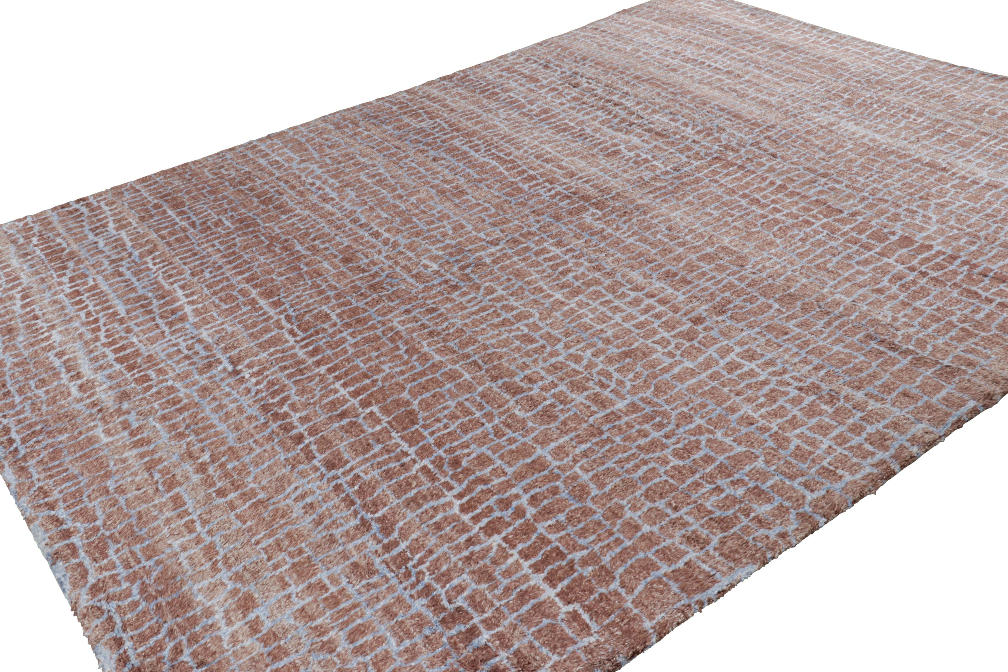 Annodato a mano Tappeto moderno Rug & Kilim in marrone con motivi geometrici blu in vendita