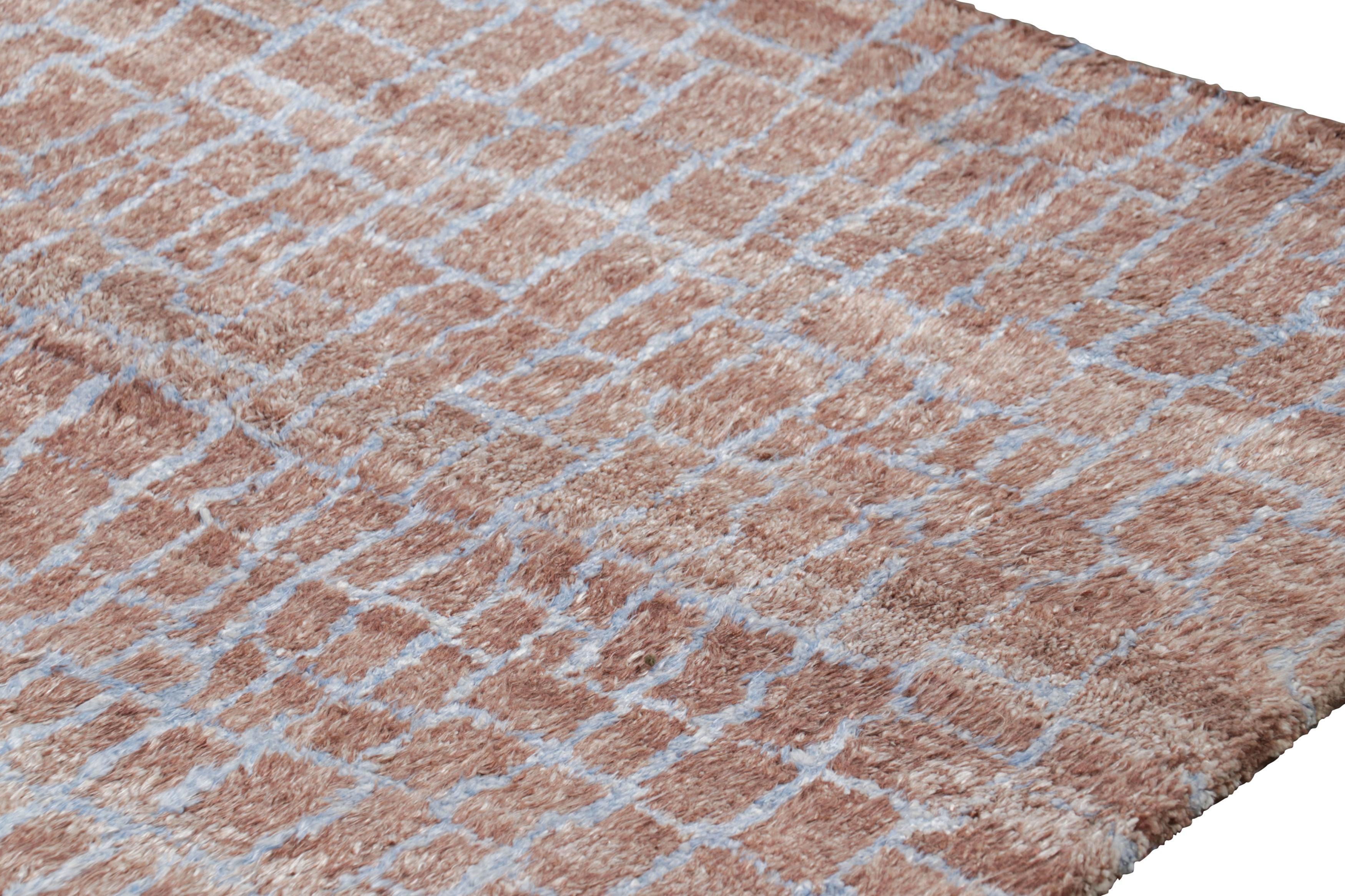 Tappeto moderno Rug & Kilim in marrone con motivi geometrici blu In condizioni Nuovo in vendita a Long Island City, NY