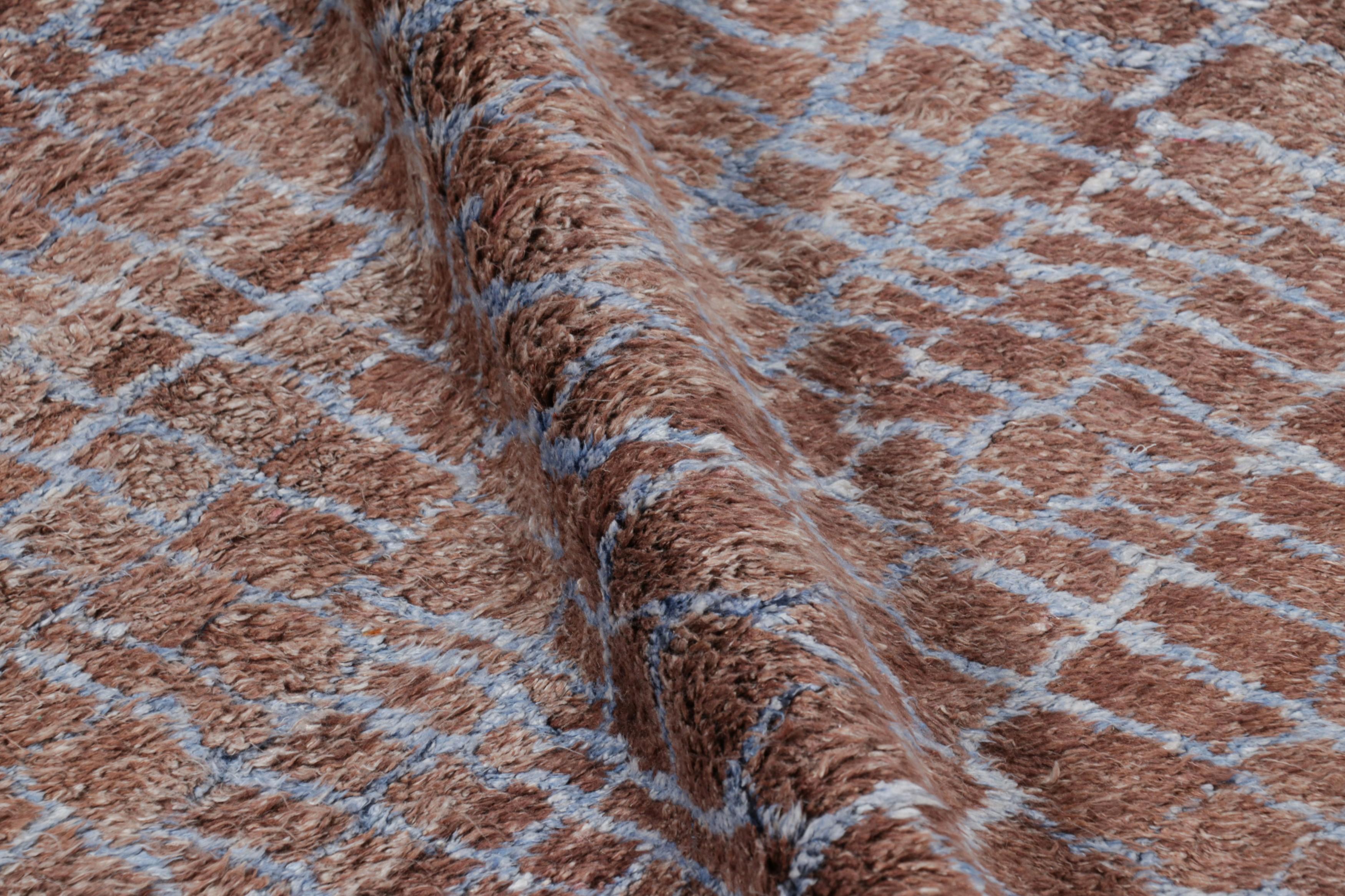 XXI secolo e contemporaneo Tappeto moderno Rug & Kilim in marrone con motivi geometrici blu in vendita